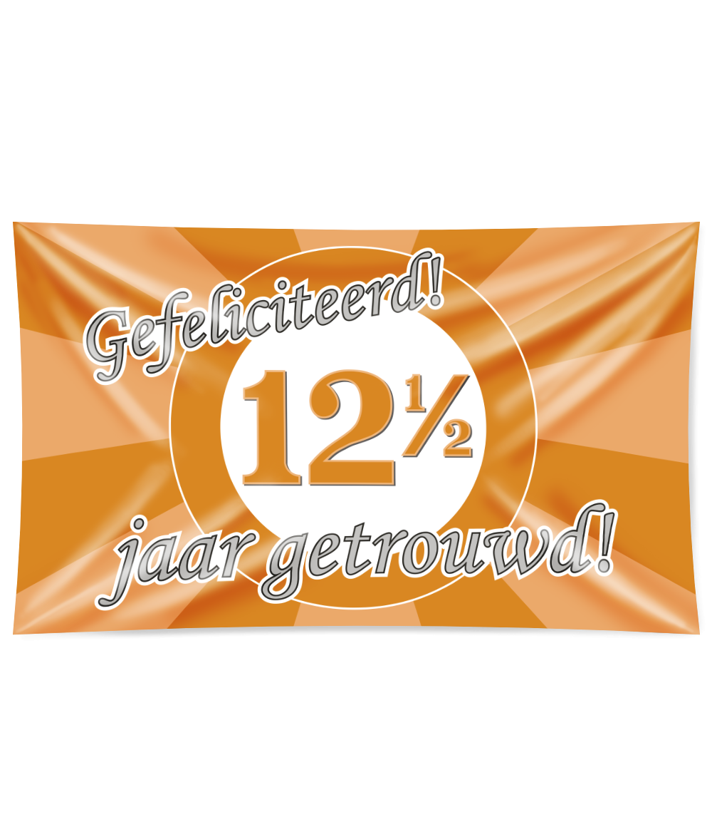 Deze gevelvlag met tekst 12,5 jaar getrouwd is gemaakt van stevig polyester zodat u er lang plezier aan kunt beleven en is uitstekend geschikt om op te hangen als er een paar 12,5 jaar getrouwd is. Het formaat van deze XXL gevelvlaggen is 150 x 90 centimeter.