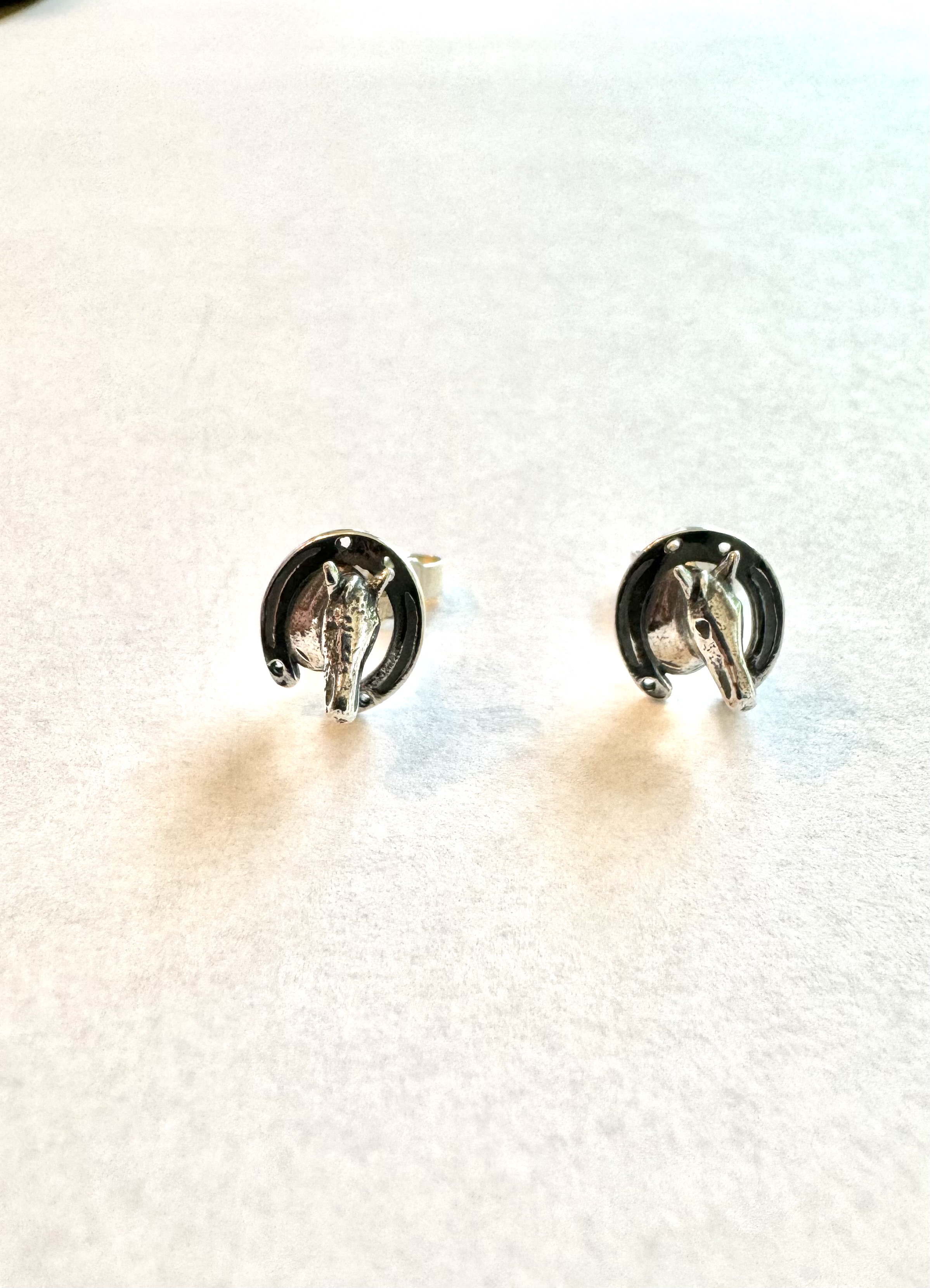 Oorstekers paard zilver