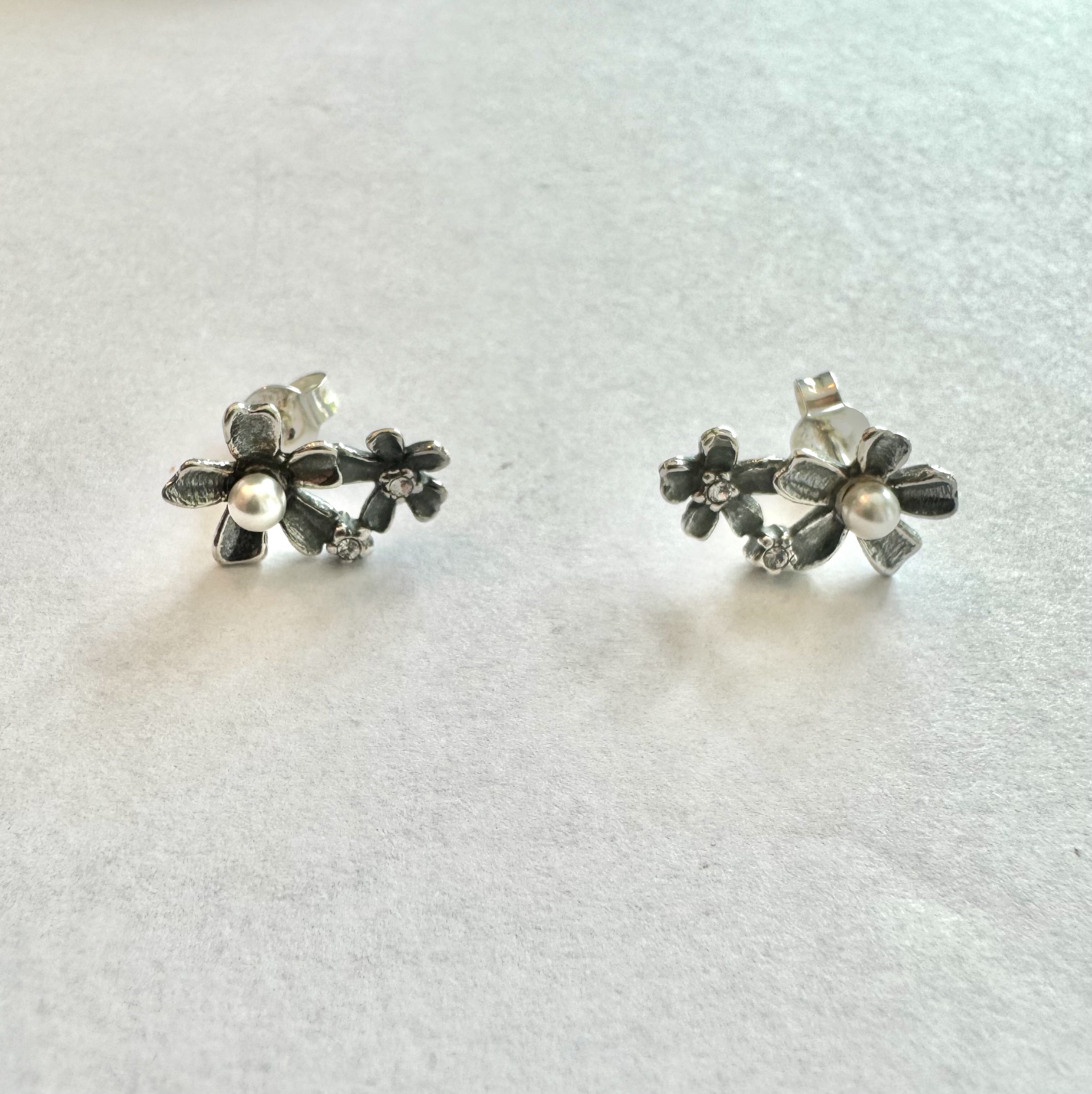 Oorbellen bloem zilver parel