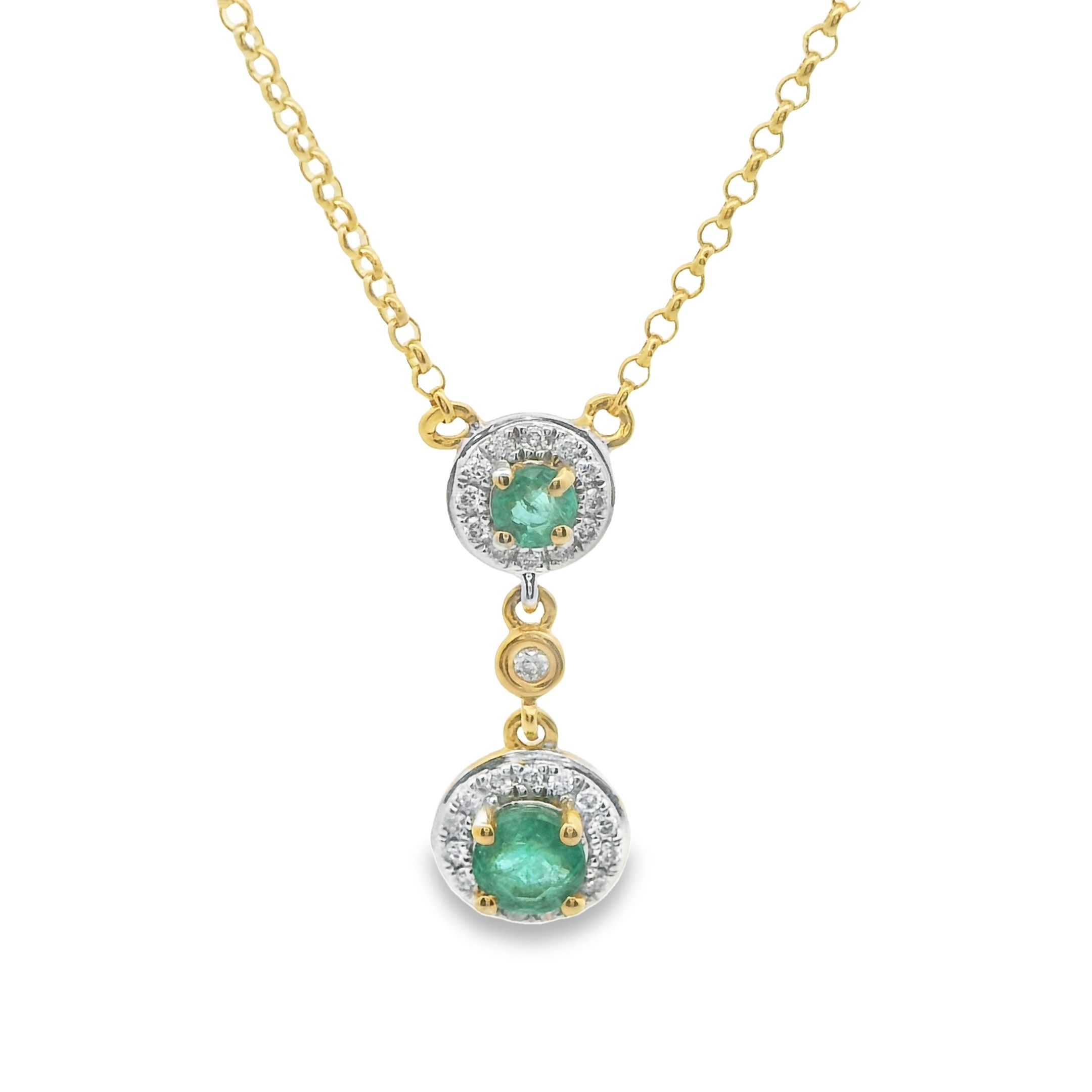 Deze hanger (met collier) van Louis Bros is vervaardigd uit 14 karaat geelgoud (2.30 gr.) en is gezet met 2 smaragd en 28 briljant geslepen diamanten met een totaalgewicht van 0.06 ct. De hanger heeft een breedte van 5 mm. Deze collectie is weggelegd voor verfijnde keizerinnen en majestueuze koninginnen. De delicate sieraden zijn gezet met koninklijke edelstenen: robijn, smaragd, saffier en diamant. Met Empress kan iedere vrouw over de wereld heersen.
