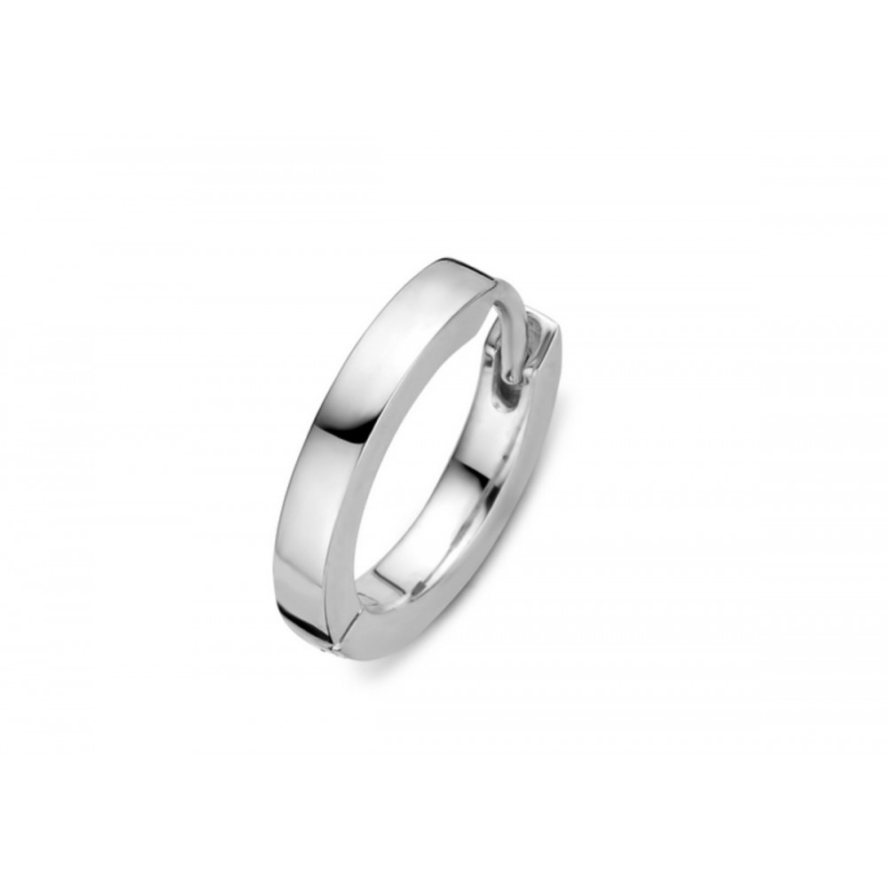 Deze prachtige Moments zilveren oorringen zijn gemaakt van hoogwaardig sterling zilver. Ze hebben een trendy ontwerp met een subtiele glans, perfect voor elke gelegenheid. De oorringen zijn lichtgewicht en comfortabel om te dragen. Combineer ze met elke outfit voor een stijlvolle look. Draag ze solo of mix en match met andere oorsieraden voor een unieke uitstraling. Een must-have voor elke sieradencollectie!