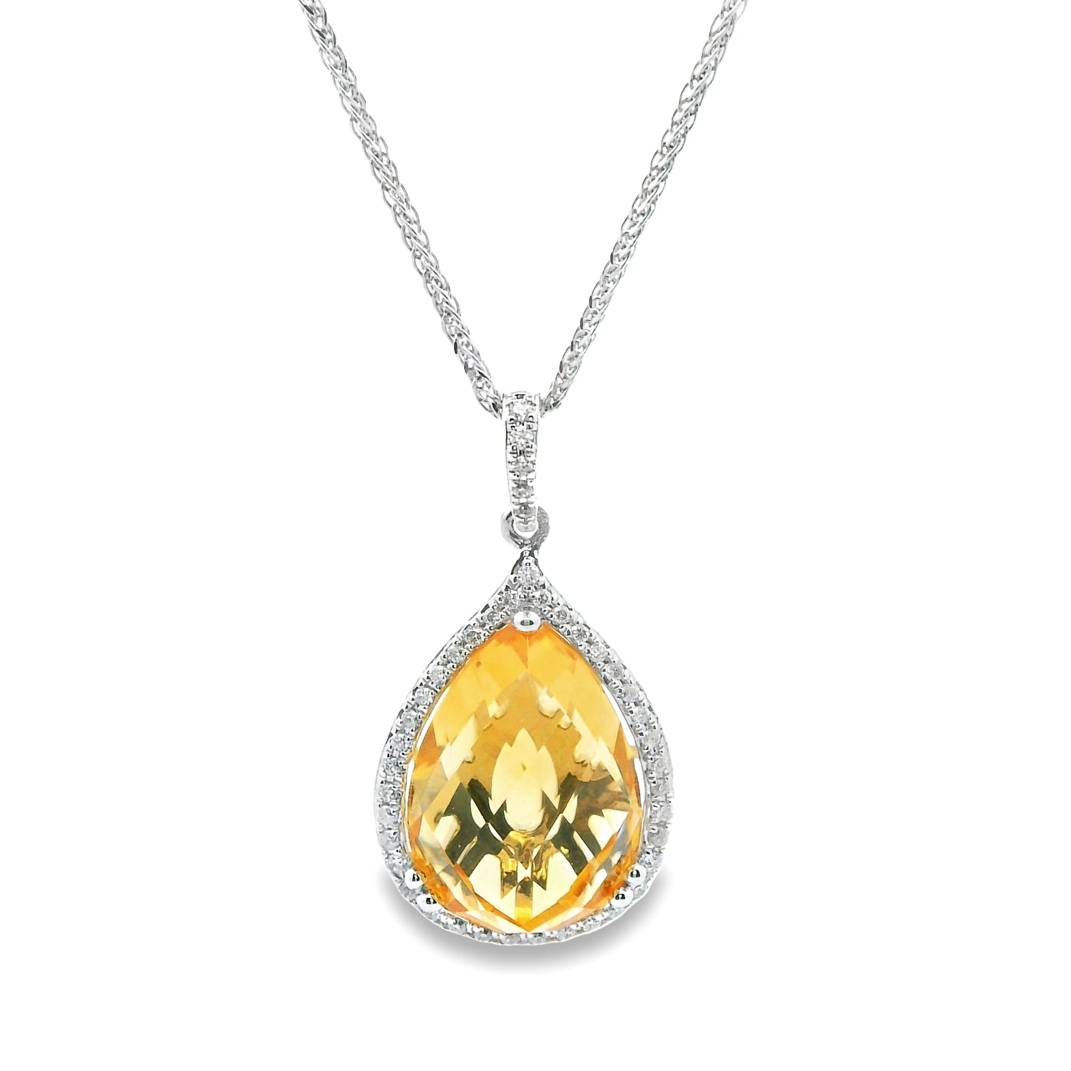 Deze hanger van Louis Bros is vervaardigd uit 14 karaat Witgoud (3 gr.) en is gezet met 1 citrien 5.25ct en 42 briljant geslepen diamanten met een totaalgewicht van 0.14 ct. De hanger heeft een diameter van 30 mm en een breedte van 11.5 mm. Deze hanger bestaat uit onze lijn van exclusieve modellen sieraden met prachtige designs en van hoge kwaliteit.