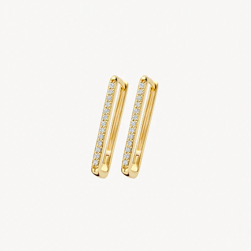 Met deze oorringen van 14k geelgoud met zirkonia laat je zien dat strak design en klassieke elegantie hand in hand kunnen gaan. De oorringen zijn 18,5 mm hoog en hebben een kliksluiting. Ze matchen prachtig met andere (oor)sieraden uit onze collectie.