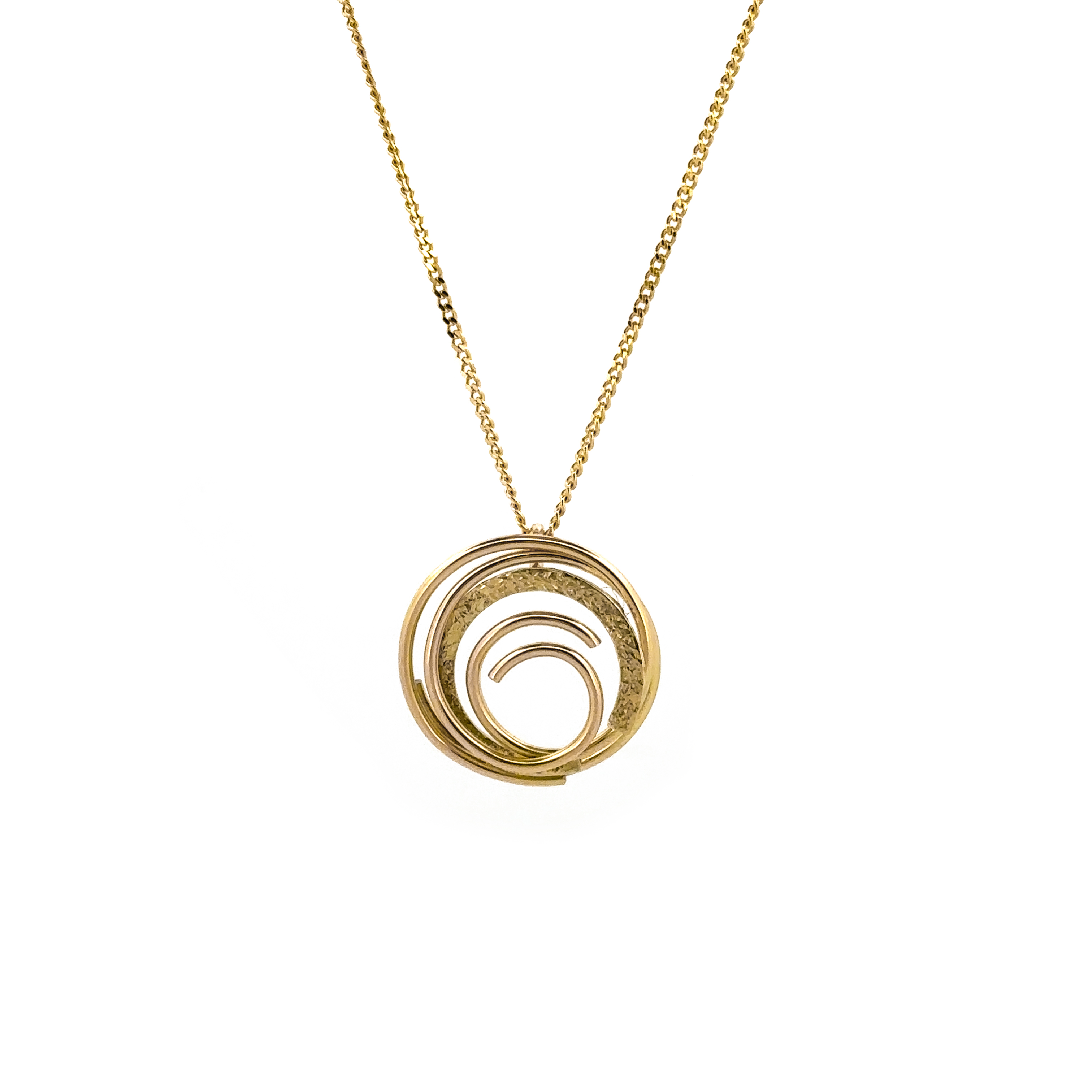 De hanger Connect bestaat uit 2 geelgouden draden die worden verbonden door een brede ruw bewerkte baan. Het symboliseert de levensloop van twee mensen die samen komen en een verbintenis aangaan.

Deze hanger wordt los verkocht of wil je er een bijpassende ketting van geelgoud bij bestellen?

Maak een afspraak en kom deze sierlijke hanger eens passen! Of bestel haar gelijk, dan sturen we deze mooi verpakt naar je toe.