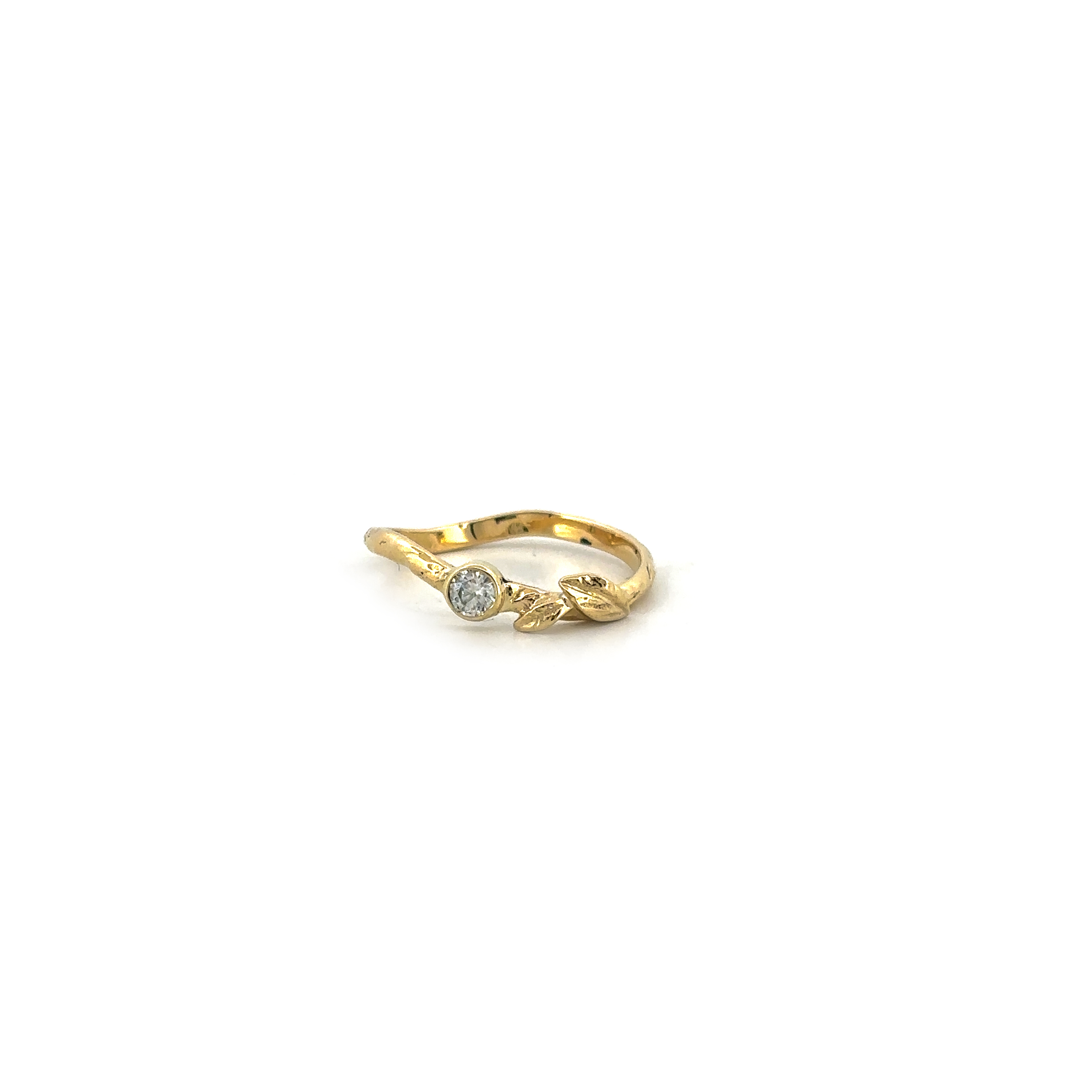 Deze sprookjesachtige ring vangt de essentie van het magische in elk detail.
Draag het om je vinger en voeg een vleugje fantasie toe aan je dagelijks leven.

Deze ring is te bestellen in maat 56/18

De ring kan op elke gewenste maat gemaakt worden. Echter na aanpassing van de ringmaat beschouwen we de ring als maatwerk. Mocht je twijfelen over de maat neem dan gerust contact op. 

Maak een afspraak en kom deze sierlijke ring passen! Of bestel haar gelijk, dan sturen we deze mooi verpakt naar je toe.