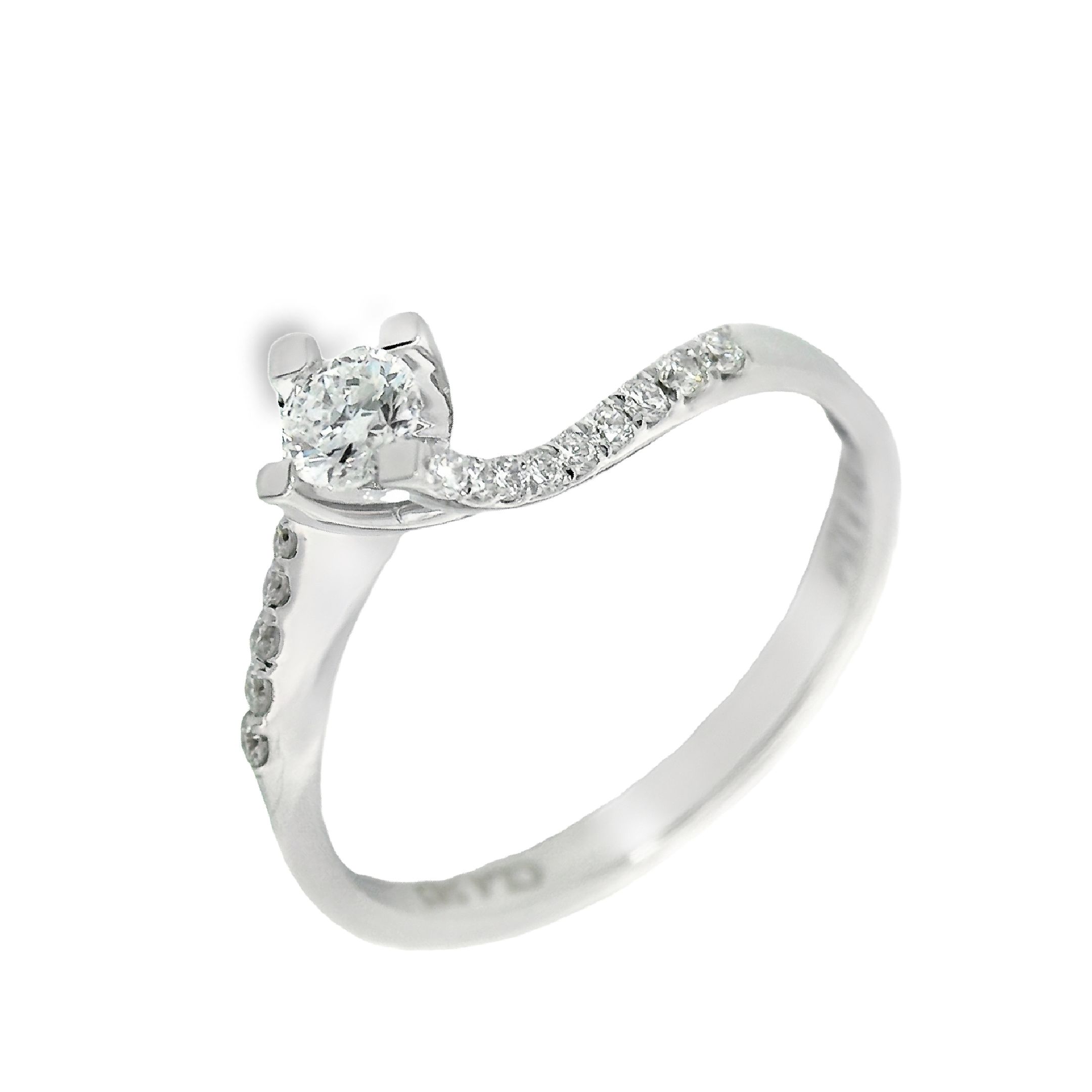 Deze ring van Louis Bros is vervaardigd uit 14 karaat witgoud (2.17 gr.) en is gezet met 15 briljant geslepen diamanten met een totaalgewicht van 0.20ct. De ring heeft een diameter van 3 mm, minimale breedte van 2 mm. en een hoogte van 6 mm. Deze ring heeft een modern en design-achtig ontwerp. Het witgoud geeft de ring een strakke en eigentijdse uitstraling, terwijl het steentje in het midden het middelpunt van de ring vormt. De steentjes aan de zij kanten voegen een extra touch van stijl en dynamiek toe. Met zijn moderne design is deze ring perfect voor diegenen die houden van een eigentijds en uniek sieraad. Het zal zeker de aandacht trekken en je vinger laten stralen! 
De ring is verkrijgbaar in meerdere afmetingen.