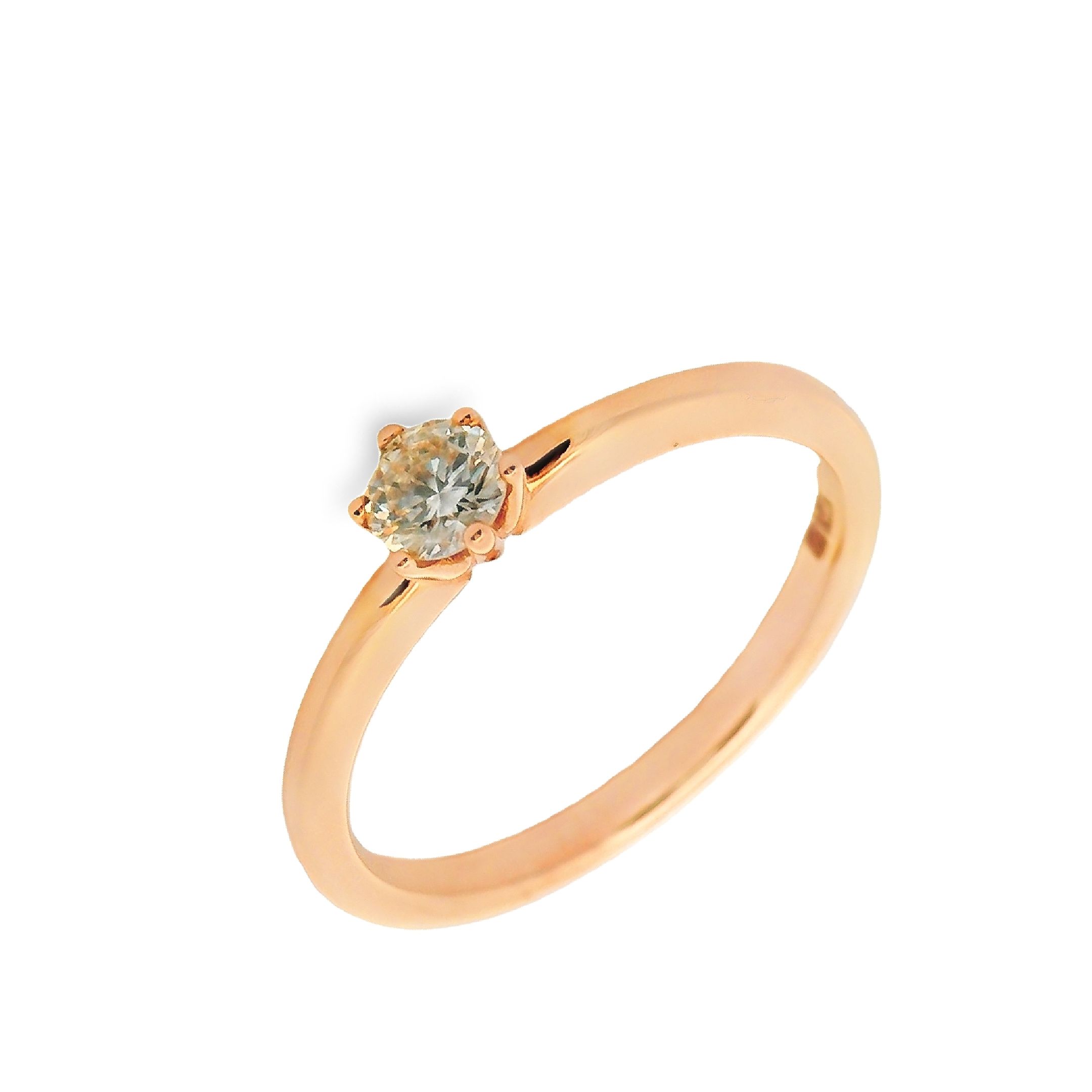 Deze ring van Louis Bros is vervaardigd uit 14 karaat geelgoud (3.10 gr.) en is gezet met 1 briljant geslepen diamanten met een totaalgewicht van 0.25ct. De ring heeft een diameter van 4 mm, minimale breedte van 1.5 mm. en een hoogte van 3.5 mm. Een roségouden solitaire ring met een schitterend diamantje in het midden, die een klassiek design omarmt, straalt tijdloze schoonheid en ingetogen elegantie uit. Deze ring is een symbool van eeuwige liefde en verfijnde smaak, met een ontwerp dat de tand des tijds doorstaat en altijd in de mode blijft.