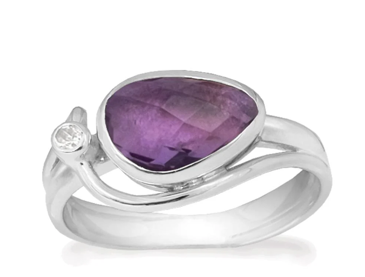 Deze sterling zilveren ring bevat een gefacetteerde amethist van 10 x 6,5 mm en een ronde witte topaas van 2 mm.