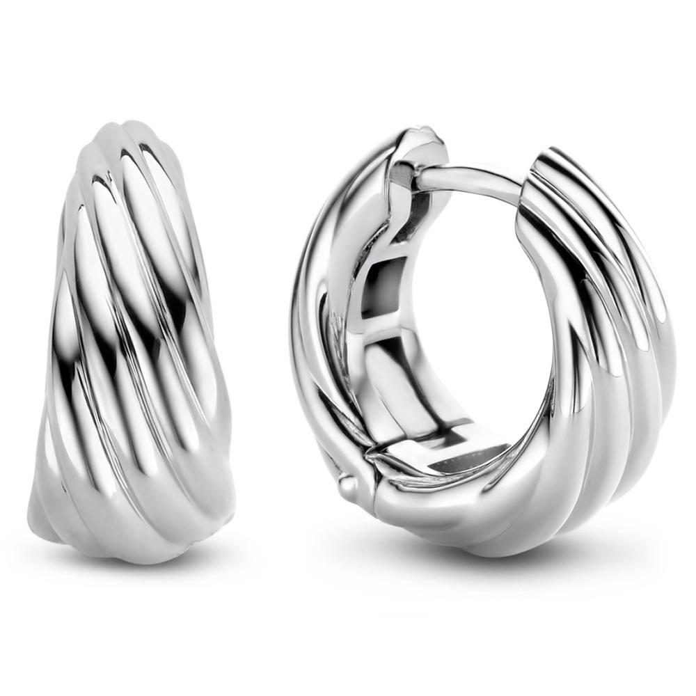 Het pronkstuk van deze TI SENTO zilveren hoepeloorbellen 7856SI zijn de vloeiende en sierlijke lijnen in het design. De kenmerkende ovale vorm maakt deze basic een eyecatcher. Deze oorbellen zijn vervaardigd uit 925 sterling zilver en gecoat met een laagje platinum om ze te beschermen en hun glans te behouden.