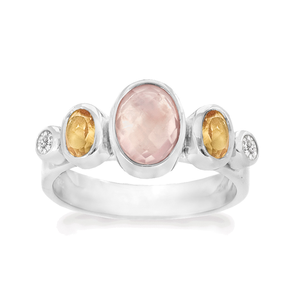 Deze sterling zilveren ring heeft in het midden een 8 x 6 mm rozenkwarts en aan beide kanten een 5 x 3 mm citrien en een 2,5 mm zirkonia.