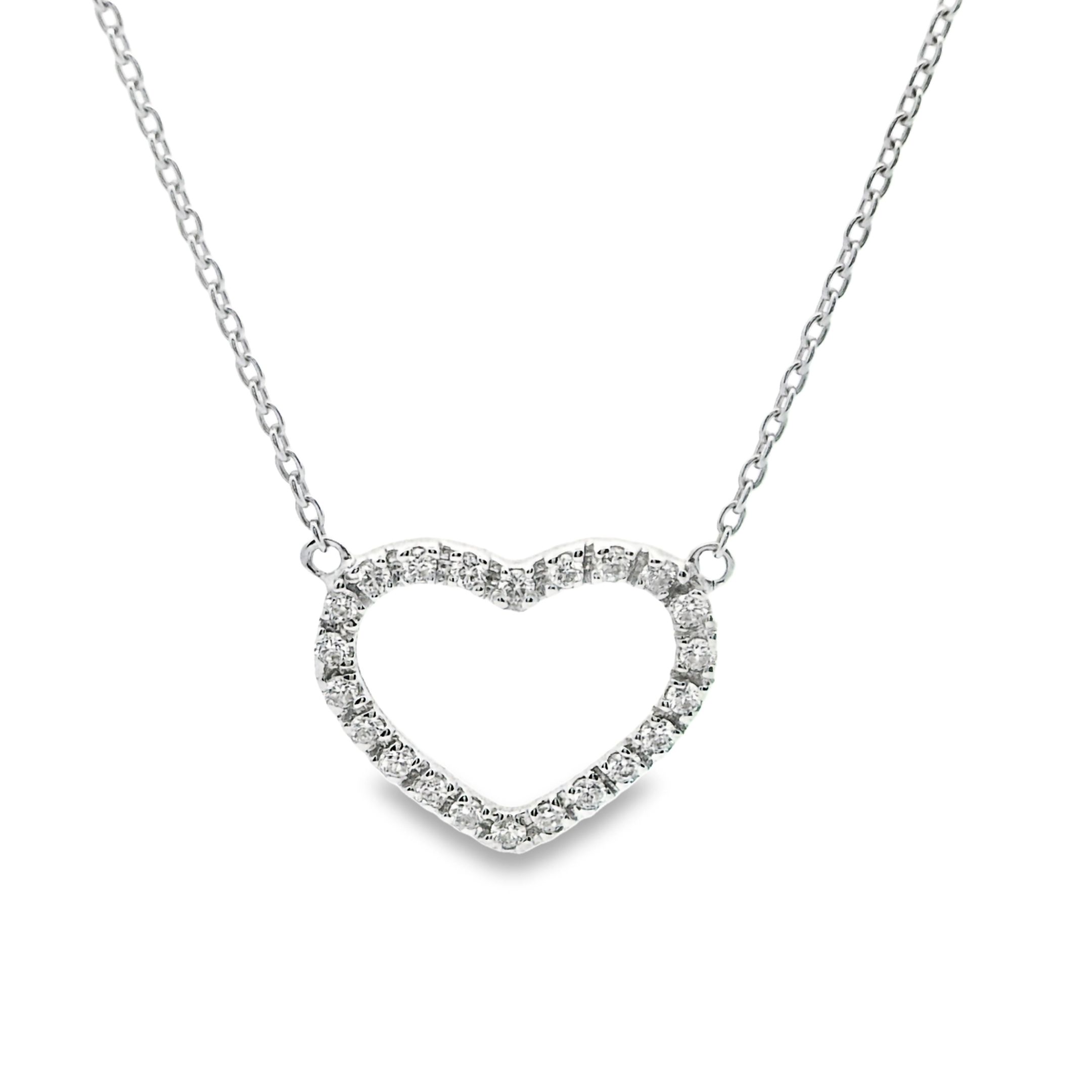 Deze hanger exclusieve collier van Louis Bros is vervaardigd uit 18 karaat witgoud (2.89 gr.) en is gezet met 22 briljant geslepen diamanten met een totaalgewicht van 0.20 ct. De hanger heeft een diameter van 15.5 mm en dikte van 1.3 mm. Deze hanger bestaat uit onze lijn van exclusieve modellen sieraden met prachtige designs en van hoge kwaliteit.