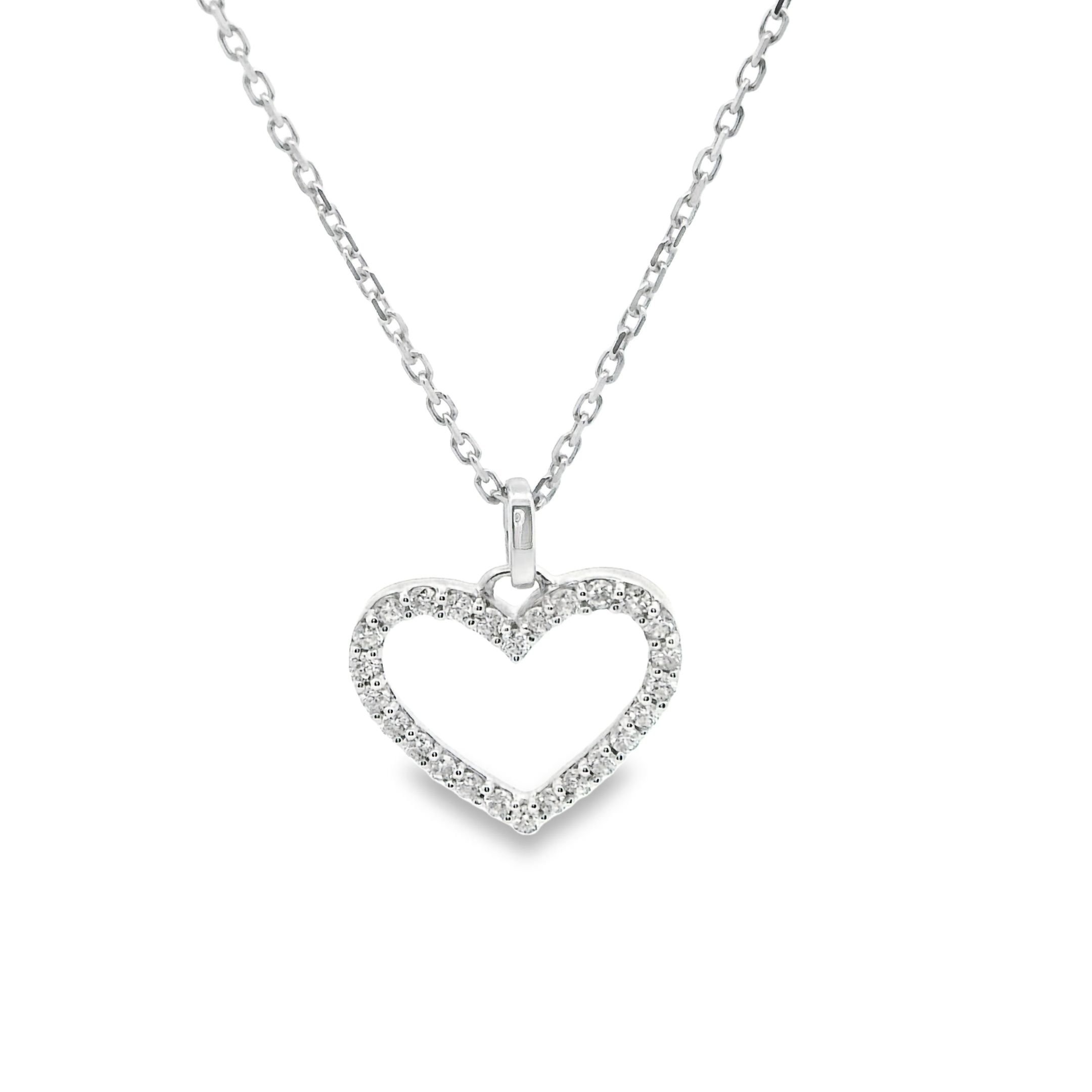 Deze hanger met collier van Louis Bros is vervaardigd uit 14 karaat witgoud (1.5 gr.) en is gezet met 26 briljant geslepen diamanten met een totaalgewicht van 0.20 ct. De hanger heeft een diameter van 13 mm en dikte van 1.8 mm. Deze hanger bestaat uit onze lijn van exclusieve modellen sieraden met prachtige designs en van hoge kwaliteit.