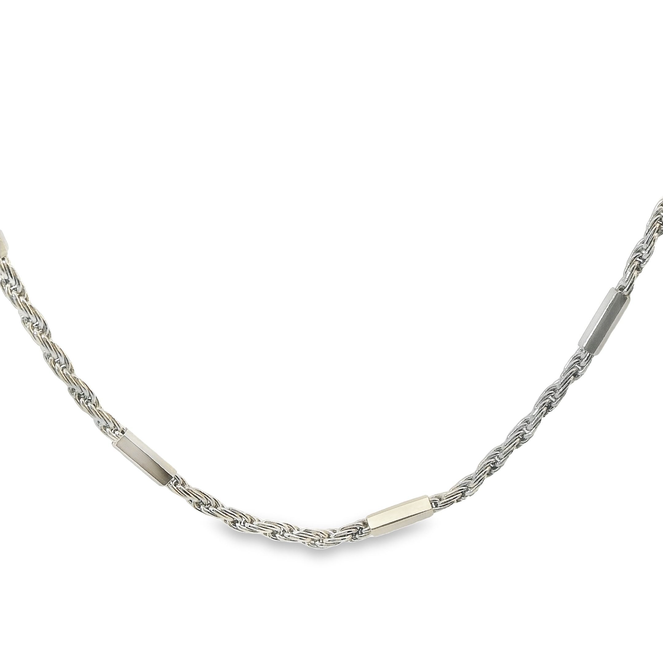 Dit collier van Louis Bros is vervaardigd uit 14 karaat witgoud (4.71 gr). Het collier heeft een lengte van 40 cm en een dikte van 1.20 mm. Dit collier is stijlvol, eenvoudig en gemakkelijk te combineren. Wil je deze ketting graag zien en passen? Dat kan natuurlijk! Klik op reserveer en maak een afspraak om te bekijken. Wij zorgen er dan voor dat wij dit collier op voorraad hebben in de winkel op het moment dat jij graag langskomt.
Verkrijgbaar vanaf 40 cm.