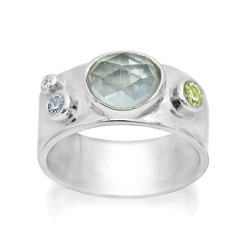 Deze sterling zilveren ring is versierd met een 8 x 7 mm roosgeslepen niervormige blauwe kwarts, een 3 mm gefacetteerde peridoot, een 2,5 mm ronde blauwe topaas en een 1,5 mm ronde zirkonia.