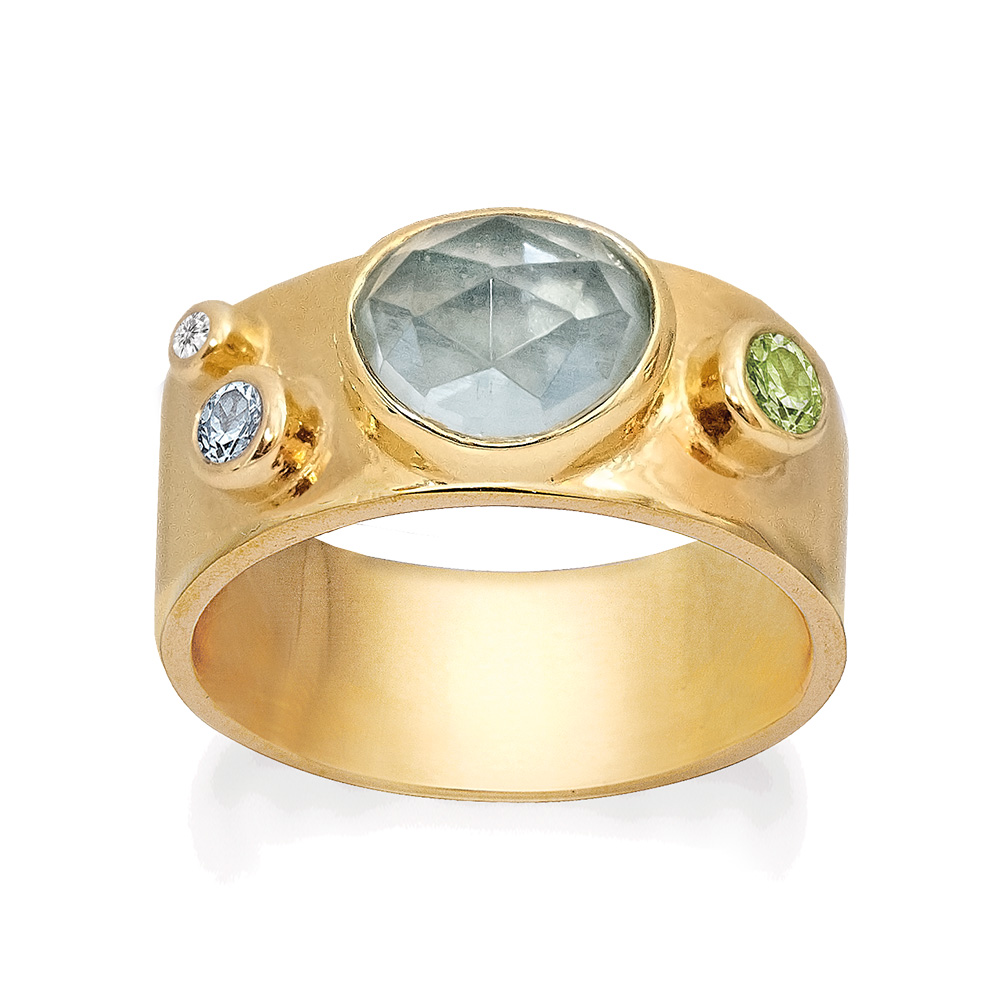 Deze geel goud vergulde ring heeft een mooie 8 x 7 mm roosgeslepen niervormige blauwe kwarts, een 3 mm gefacetteerde peridoot, een 2,5 mm blauwe topaas en een 1,5 mm zirkonia.
