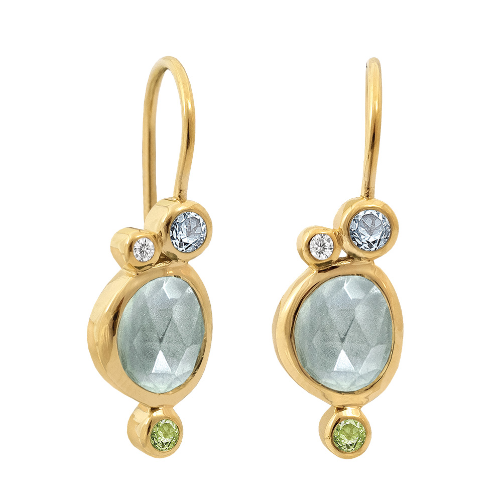 Deze geel goud vergulde oorbellen zijn beide versierd met en 7 x 6 mm roosgeslepen niervormige blauwe kwarts, een 2 mm ronde gefacetteerde peridoot, een 2,5 mm blauwe topaas en een 1,5 mm zirkonia. De lengte van de oorbellen is +/- 1,5 cm.