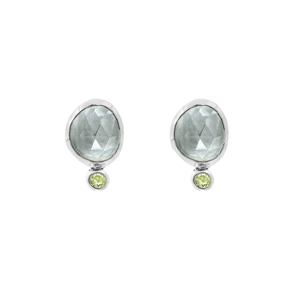 Deze sterling zilveren oorknoppen bevatten elk een 7 x 6 mm roosgeslepen niervormige blauwe kwarts met een 2 mm gefacetteerde peridoot. De oorknoppen hebben een doorsnede van +/- 1 cm.
