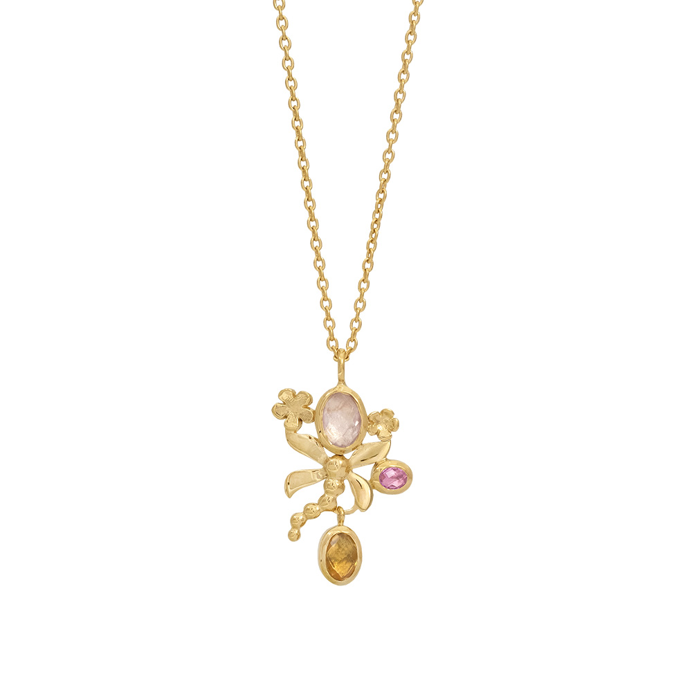 Deze geel goud vergulde ketting kan op zowel 42 cm als 45 cm gedragen worden. De hanger bevat een prachtige 7 x 5 mm rozenkwarts checker facetgeslepen, een 6 x 4 mm citrien checker facetgeslepen en een 4 x 3 mm roze topaas checker facetgeslepen. In het midden van de hanger zit een mooie geel goud vergulde libelle.