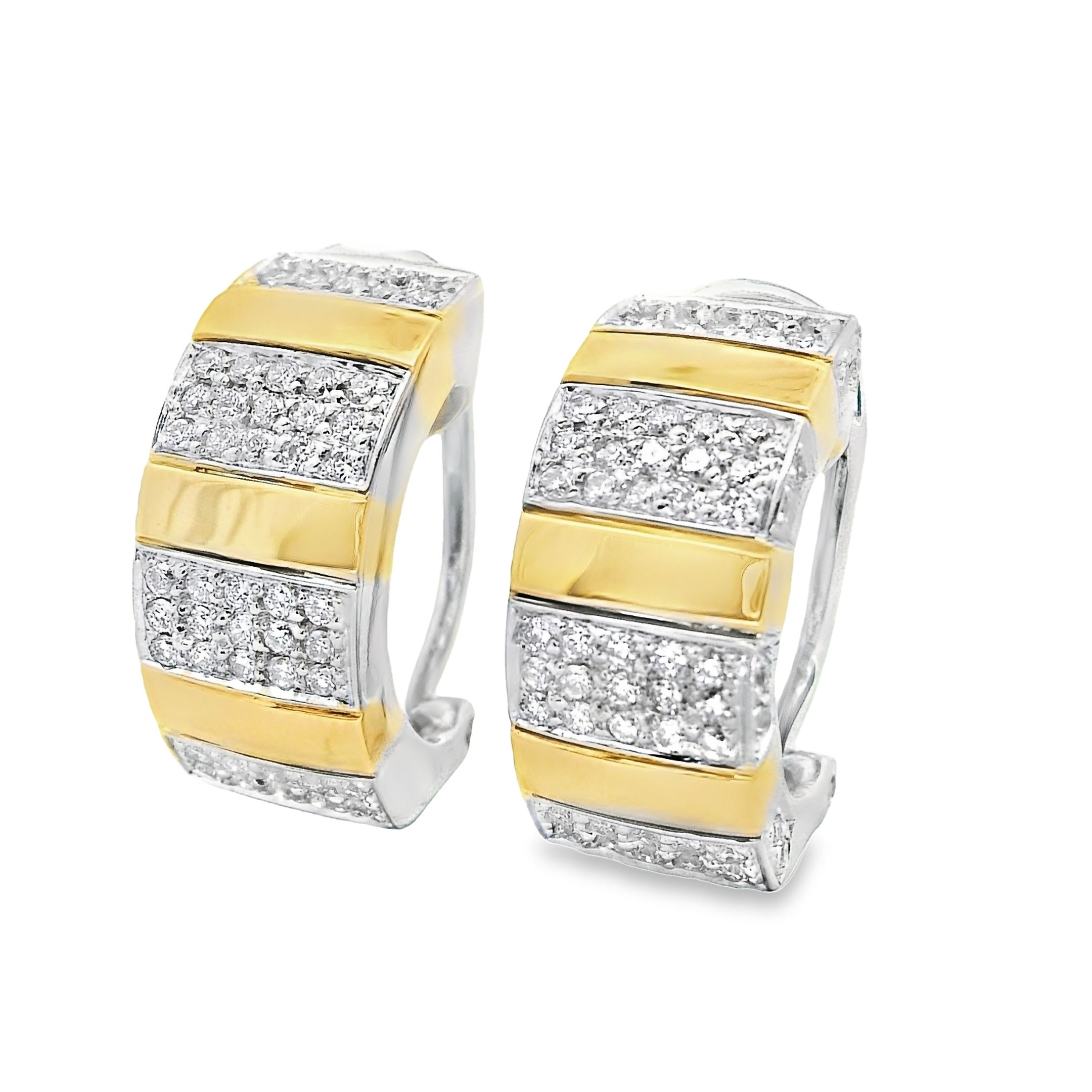 Deze exclusieve oorclips van Louis Bros zijn vervaardigd uit 18 karaat bicolor (12.38 gr.) en zijn gezet met 92 briljant geslepen diamanten met een totaalgewicht van 0.92 crt. De Oorsieraden hebben een diameter van 18.5 mm en een breedte van 8.5 mm. Deze oorclips vrolijken iedere outfit op. En eindeloos te combineren met andere gouden sieraden.
 Waarom kiezen voor oorclips? Ze bieden het gemak van elegante oorbellen zonder de noodzaak voor gaatjes. Ideaal voor iedereen die stijl wil zonder compromis.