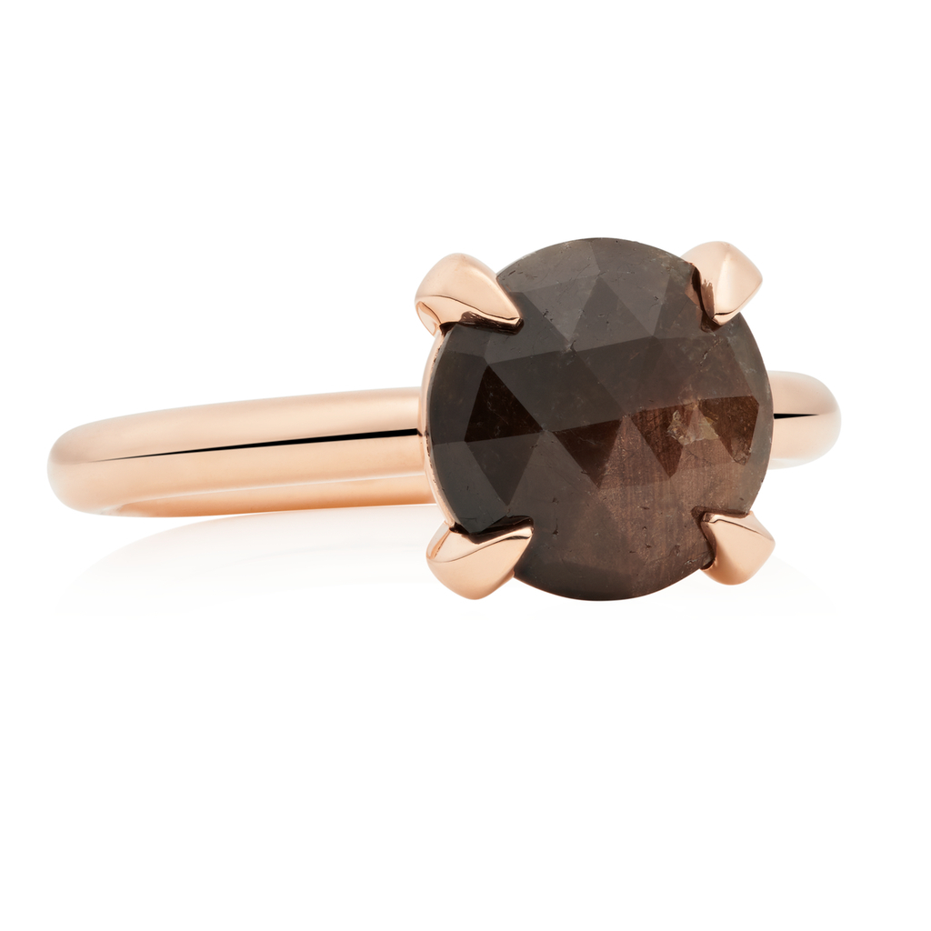 De Catch Ring is uitgevoerd in 18 karaat roségoud en voorzien van een chocoladebruine briolet geslepen saffier voor een warme en luxueuze look. Je herkent deze ring aan referentie 8RR4782BSB.