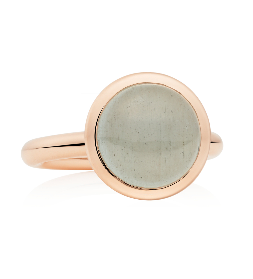 Ontdek de onweerstaanbare charme van de Bron Sushi ring met artikelnummer/referentie 8RR4870AQC. Deze ring behoort tot de categorie ringen en maakt deel uit van de Sushi familie.

De Sushi ring is een waar kunstwerk en is voorzien van een prachtige cabochon geslepen aquamarijn. De aquamarijn, met zijn serene blauwe kleur en zachte glans, voegt een vleugje verfijning en rust toe aan de ring.

Of je nu op zoek bent naar een uniek sieraad om jezelf te verwennen of een bijzonder cadeau voor een geliefde, deze Sushi ring is de perfecte keuze. Bewonder de schoonheid van de cabochon geslepen aquamarijn en maak een statement met deze elegante ring. Je kunt deze ring veilig online bestellen of bewonderen in onze winkel in Sluis. 