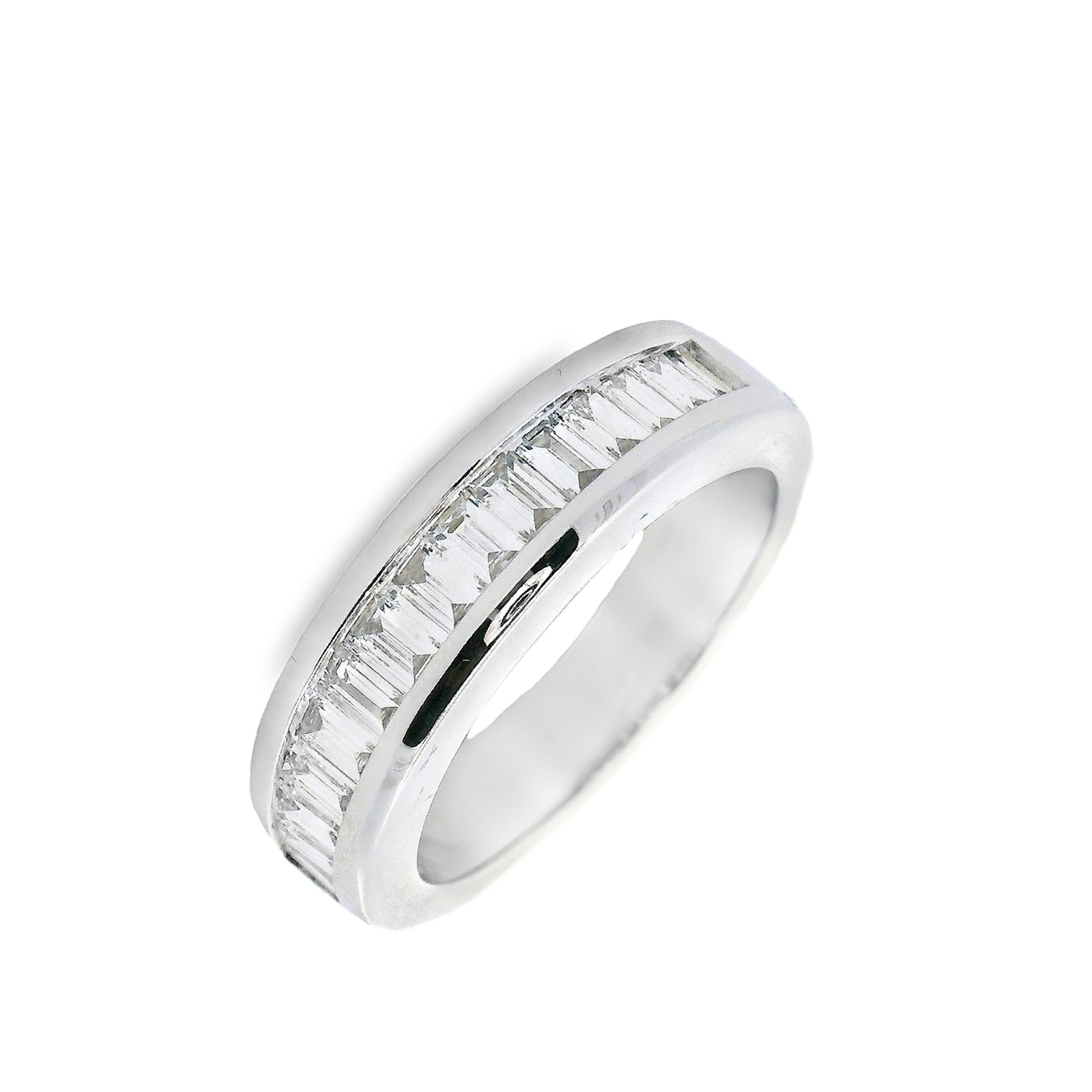 Deze exclusieve ring van Louis Bros is vervaardigd uit 14 karaat witgoud (5.21 gr.) en is gezet met 15 baguette geslepen diamanten met een totaalgewicht van 0.50 ct. De ring heeft een breedte van 5 mm en dikte van 3 mm. Met deze ring om je vinger ben jij het stralende middelpunt bij elke gelegenheid. Deze ring bestaat uit onze lijn van exclusieve modellen sieraden met prachtige designs en van hoge kwaliteit.
De ring is verkrijgbaar in meerdere afmetingen.