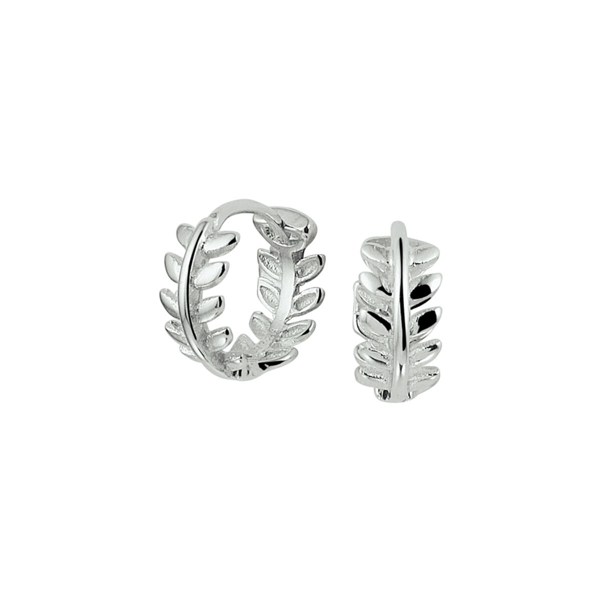 Trendy  zilveren klapoorringen met een poli afwerking en een stevige scharniersluiting. De klapoorringen zijn goed te combineren met bijpassende sieraden uit onze collectie.