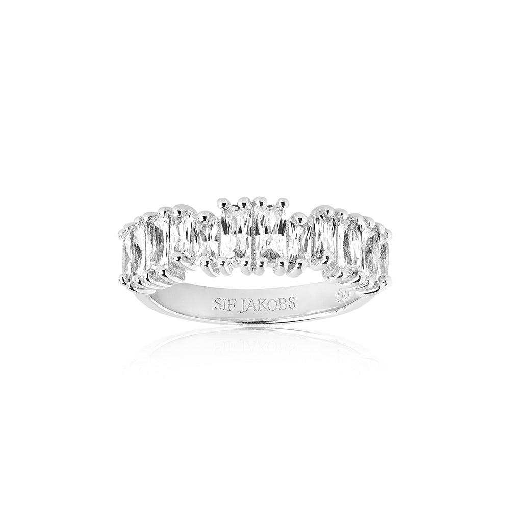 De Ring Antella Piccolo van modelnummer SJ-R1077-CZ-52 is vervaardigd uit 925 sterling zilver en ingelegd met sprankelende zirkonia's. Het heeft een elegante zilverkleur en maat 52. Perfect om uw dagelijkse outfit een verfijnde touch te geven of als aanvulling op avondkleding. Draag solo voor een subtiele uitstraling of combineer met andere ringen voor een modieuze look.