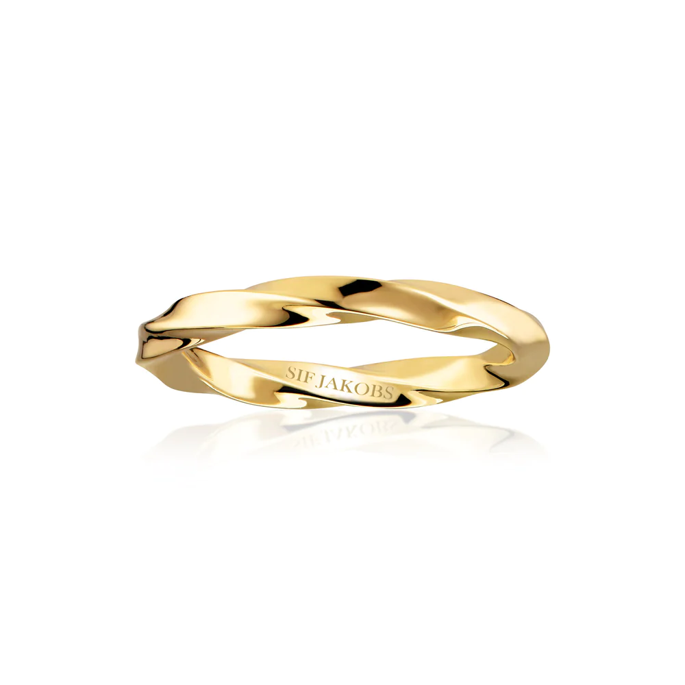 Dit is een ring van het merk Sif Jakobs gemaakt voor dames.
De specificaties zijn als volgt:
Ringmaat: 54
Gewicht: 3 gram