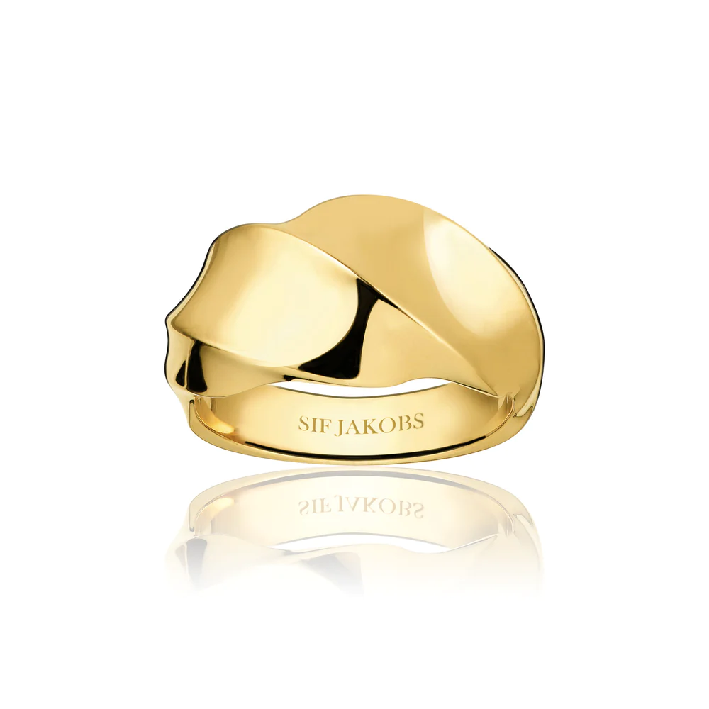 Maak kennis met de Sif Jakobs Jewellery Ring in  zilver, verguld  voor een luxueuze uitstraling. De gepolijste oppervlakte zorgt voor een strak en elegant uiterlijk. Met een breedte van 12 mm en een dikte van 4,6 mm is deze ring het perfecte accessoire om je stijl te versterken.