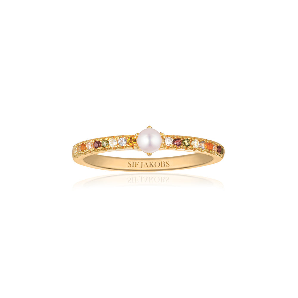 Deze prachtige zilver vergulde ring van Sif Jakobs komt uit de Ellera collectie. De ring is vervaardigd uit verguld zilver. De ring is verrijkt met schitterende facet geslepen gekleurde zirkonia stenen met een glanzende witte zoetwater parel in het midden. Creëer nu je eigen look met de sieraden van Sif Jakobs!