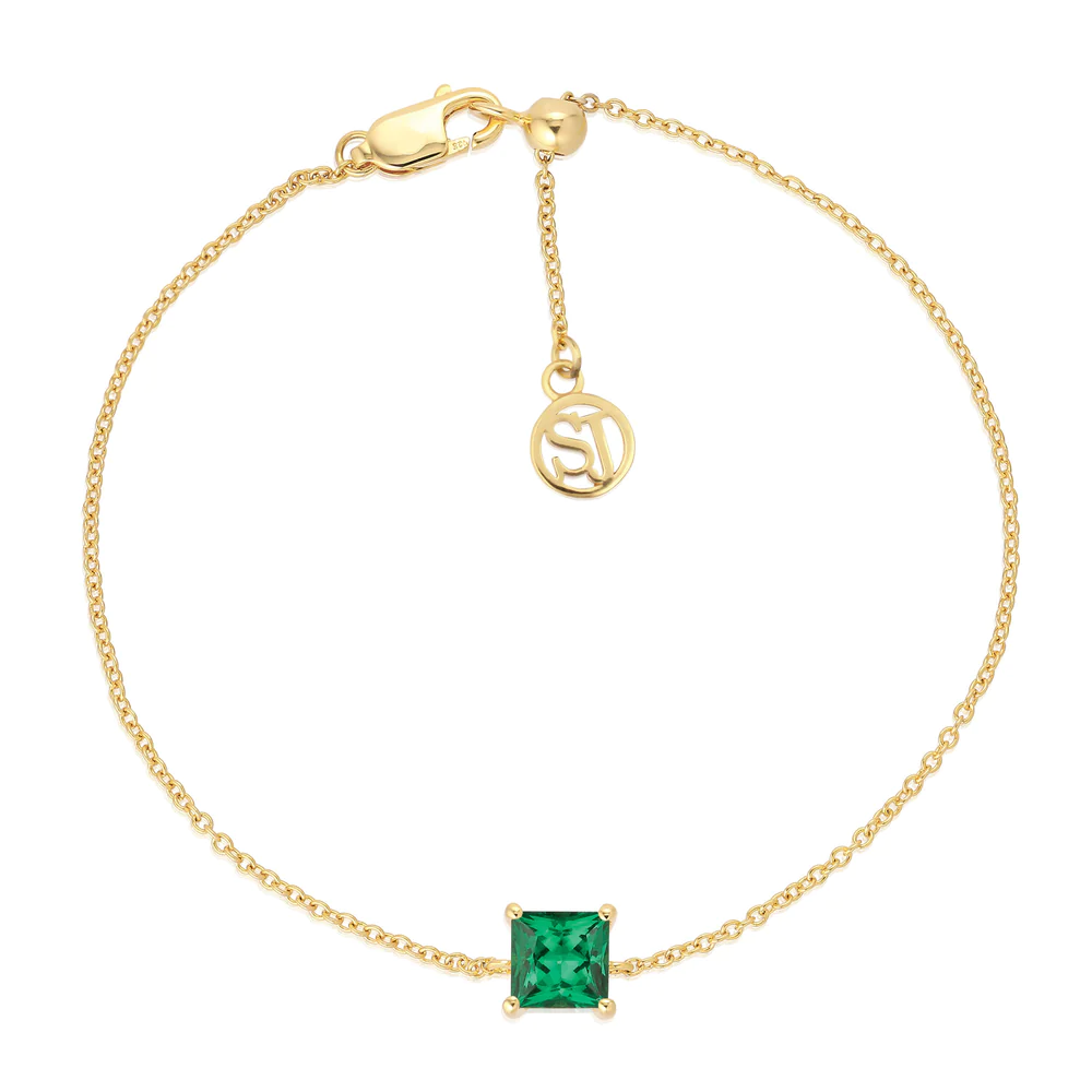 Deze prachtige zilver  vergulde armband van Sif Jakobs, komt uit de Ellera collectie. De armband is voorzien van een schitterende facet geslepen groene zirkonia. De armband is vervaardigd uit zilver verguld . De sierlijke armband is 19 cm lang. Combineer de sieraden van Sif Jakobs voor een feestelijke look!