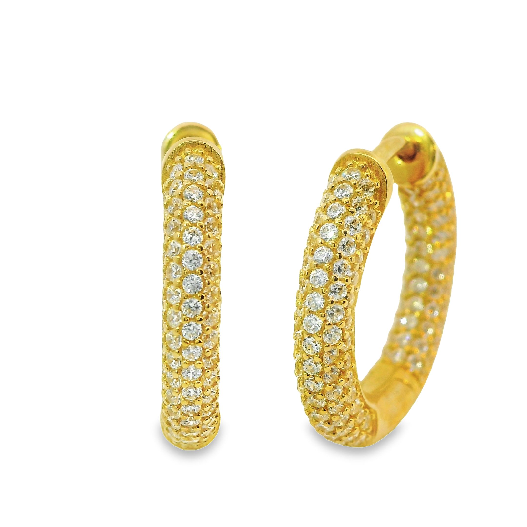 Deze oorringen van Louis Bros zijn vervaardigd uit 14 karaat geelgoud (6.43 gr.). De Oorsieraden hebben een diameter van 20 mm, en dikte van 3mm.
Schitterend in zijn eenvoud, dit prachtige creolen ontwerp straalt met de warmte van geelgoud en de sprankeling van zirkonia. Elk detail is doordrenkt met elegantie, waardoor het een tijdloos stuk is dat elke gelegenheid verheft.
Het geelgoud, met zijn diepe, rijke kleur, omhelst de oren als een omarming van verfijning. Het is een symbool van luxe en klasse, waardoor de drager een gevoel van zelfvertrouwen en gratie krijgt.
De zirkonia, met zijn fonkelende facetten, voegt een vleugje glamour toe aan het geheel. Deze schitterende stenen vangen het licht op een betoverende manier op, waardoor een sprankelende gloed ontstaat die de aandacht trekt en bewondert.