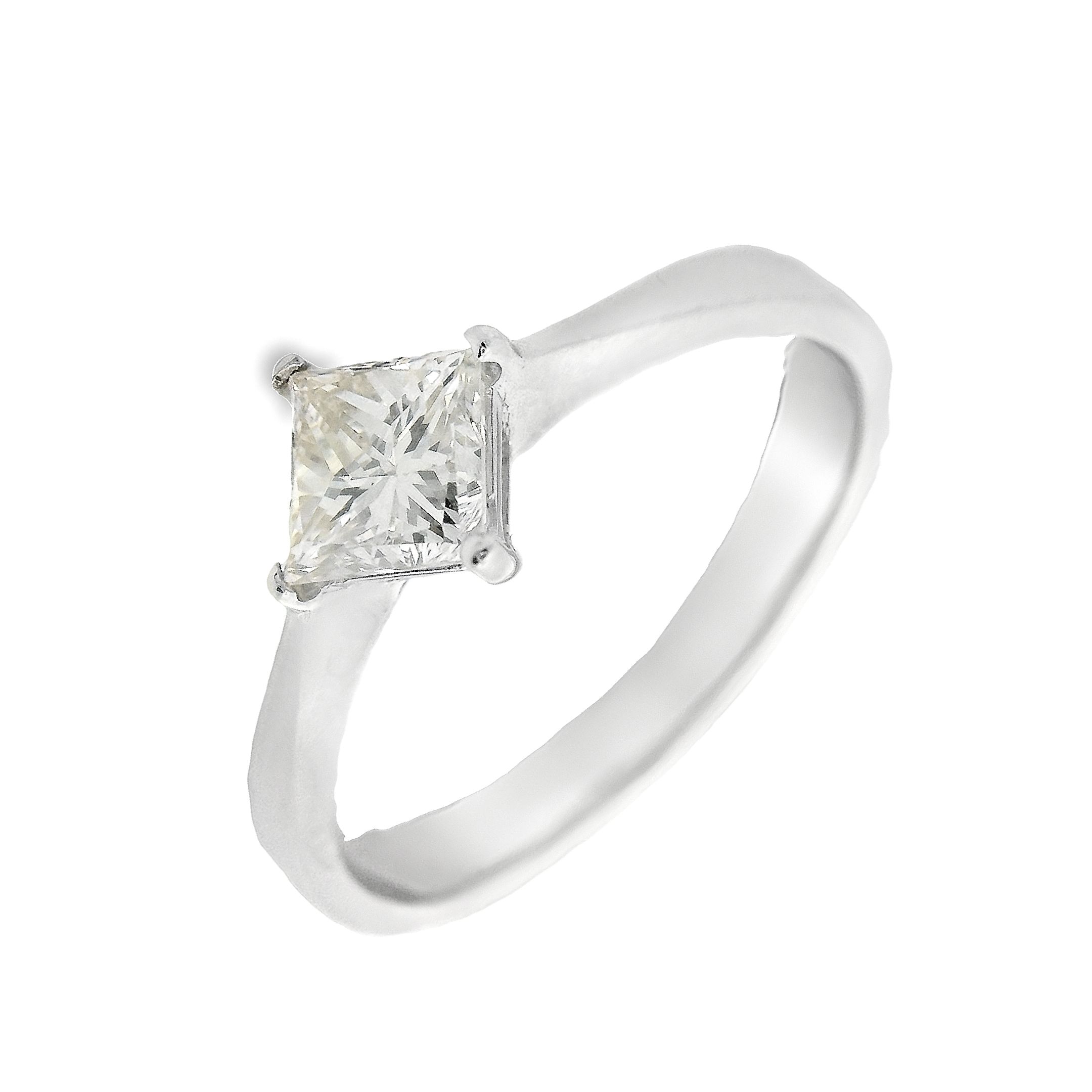 Deze ring van Louis Bros is vervaardigd uit 18 karaat witgoud (2.79 gr.) en is gezet met 1 princess geslepen diamanten met een totaalgewicht van 0.66ct. De ring heeft een diameter van 6 mm, minimale breedte van 1.5 mm. en een hoogte van 4.5 mm.
Deze ring met een princess geslepen diamant is de belichaming van tijdloze elegantie. Het glanzende witgoud vormt de perfecte omlijsting voor de fonkelende princess diamant, die bekend staat om zijn vierkante vorm en schitterende lichtreflectie. Deze ring is een prachtig symbool van liefde en toewijding, ideaal voor verlovingen of als bijzonder cadeau. De combinatie van modern design en klassieke schoonheid maakt dit sieraad een ware blikvanger.
De ring is verkrijgbaar in meerdere afmetingen.