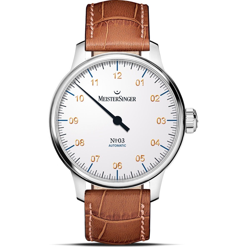 Als zus van de oer-MeisterSinger N°01 zijn ook bij de N°03 alle vormgevingsdetails terug te zien die tot op de dag van vandaag de hele collectie bepalen: de zakelijke typografie met consequent tweecijferige uuraanduidingen van 01 tot 12, de streepjeshiërarchie rond de wijzerplaat en de uurwijzer met naaldpunt. Duidelijker, eenvoudiger en ingetogener kan men een horloge niet vormgeven. In deze uitvoering draagt ze een glanzend witte wijzerplaat met gouden uuraanduiding en blauwe en zwarte contrasten bij de indexen.