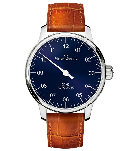 Als zus van de oer-MeisterSinger №01 zijn ook bij de №03 alle vormgevingsdetails terug te zien die tot op de dag van vandaag de hele collectie bepalen: de zakelijke typografie met consequent tweecijferige uuraanduidingen van 01 tot 12, de streepjeshi&euml;rarchie rond de wijzerplaat en de uurwijzer met naaldpunt. Op de wijzerplaat met nachtblauw zonnestraalpatroon is een subtiel lichtspel te zien. Duidelijker, eenvoudiger en ingetogener kan men een horloge niet vormgeven.