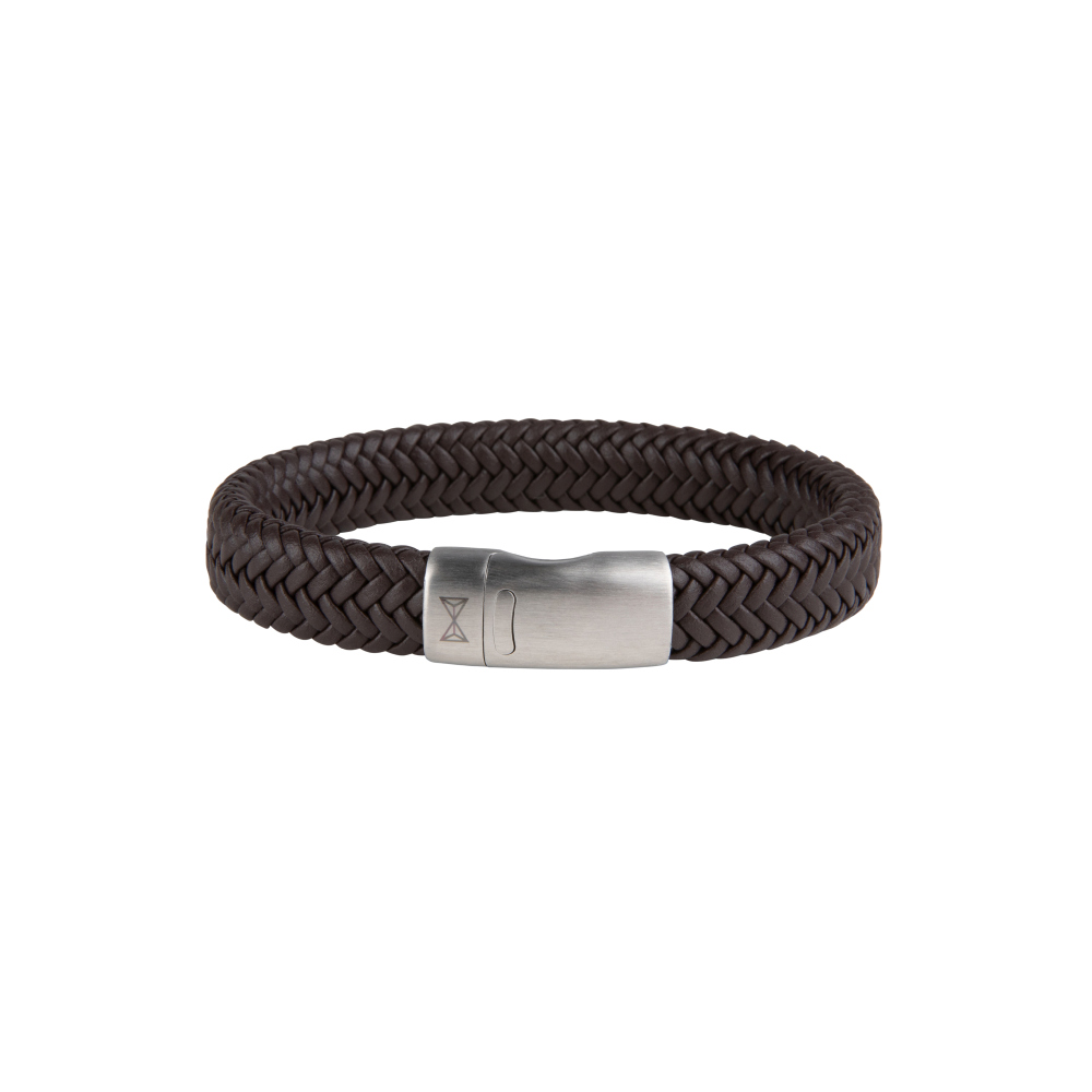 Met dit tijdloze design zit je altijd goed. De Iron John is gemaakt van hoogwaardig comfortabel leer dat zeer comfortabel en zacht is om te dragen. Met een solide stalen sluiting sluit de armband stevig om je pols, terwijl de magnetische sluiting ervoor zorgt dat hij goed blijft zitten.

De Iron John is ook verkrijgbaar in het zwart. Draag hem solo of combineer hem met andere Aze sieraden.