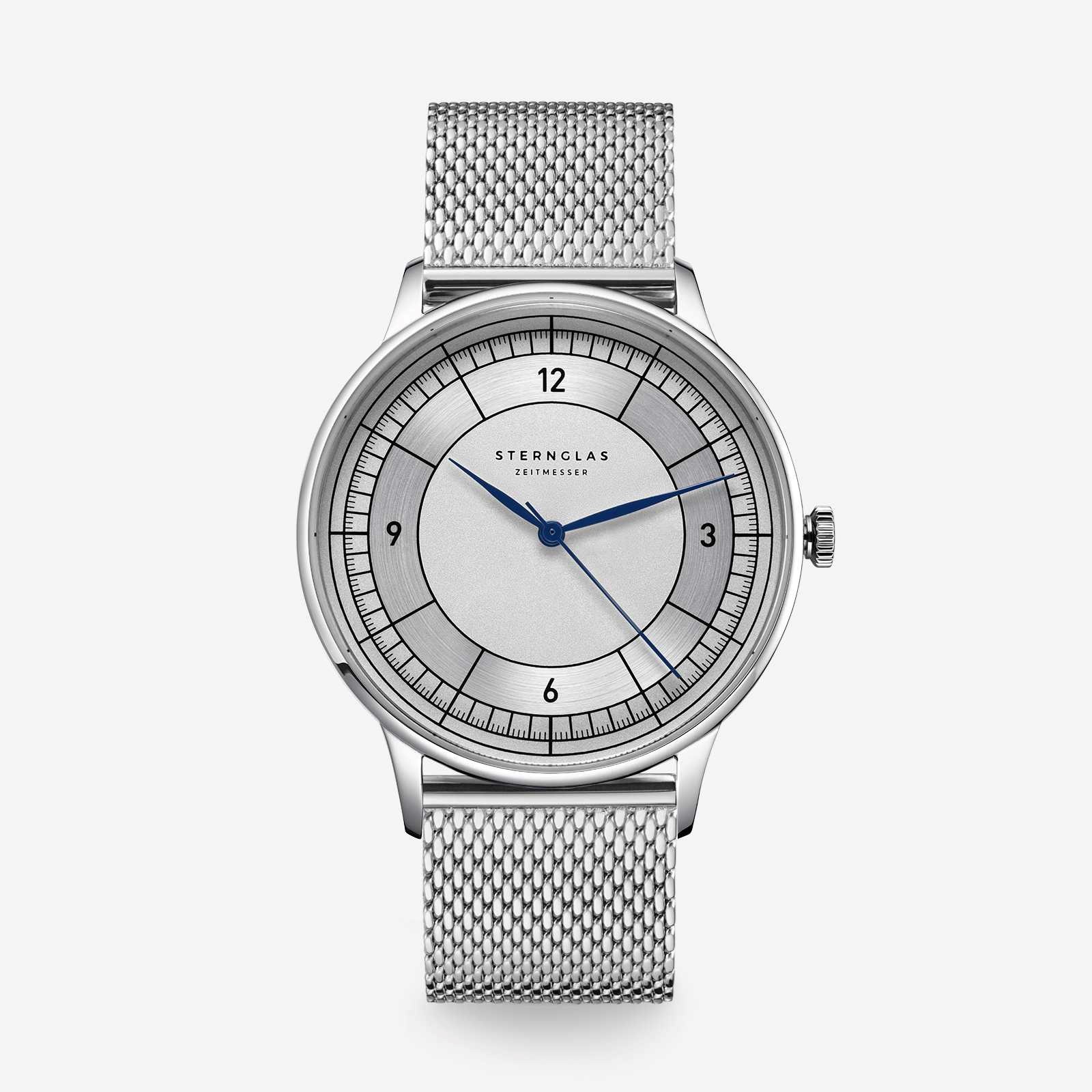 Van 13-11-24 t/m 2-12-24 BLACK FRIDAY korting (tot 33%) op alle Sternglas horloges!

Sternglas Sedius herenhorloge met stalen milanese band, saffierglas, zilveren wijzerplaat, blauwe wijzers en datum.