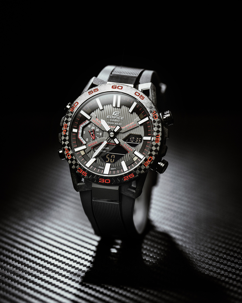 Neem snelheid en slimheid in eigen hand met EDIFICE, een analoog-digitale combinatie op zonne-energie . De SOSPENSIONE ECB-2000 is geïnspireerd op de wielophanging van raceauto's en is de eerste EDIFICE met een behuizing van met koolstofvezel versterkt hars, dankzij een uniek ontwerp dat de lugs in een configuratie met vier armen plaatst. Ook de lugs zijn versterkt met koolstofvezel, waardoor zowel het ontwerp als de materialen van dit horloge een ware motorsportgeest hebben. Synchroniseren met uw smartphone via Bluetooth® is een fluitje van een cent. Gebruik de speciale app voor toegang tot de nauwkeurige tijdregistratie die zo belangrijk is voor raceteams, en om de wereldtijd moeiteloos te beheren en stopwatchgegevens die tot op de milliseconde worden gemeten over te brengen naar uw smartphone. De LED Super Illuminator zorgt ervoor dat het bekijken van de analoog-digitale wijzerplaat geen enkel probleem is, en het Tough Solar-systeem zorgt ervoor dat het horloge goed opgeladen is. U kunt daardoor zelfs functies met een hoge belasting uitvoeren bij slechts een kleine hoeveelheid licht.