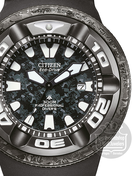 Een horloge met de bijnaam "Ecozilla" door fans - nu verkrijgbaar als speciaal model in samenwerking met Godzilla De professionele sporthorlogelijn CITIZEN PROMASTER biedt superieure functionaliteit die de verbeelding prikkelt. Om het 70-jarig jubileum van Godzilla in 2024 te vieren, lanceert CITIZEN PROMASTER een gelimiteerde editie van het samenwerkingsmodel Professional Diver 300 m Godzilla, uitgerust met een licht aangedreven Eco-Drive. Het wereldberoemde Japanse monster Godzilla wordt in 2024 70 jaar oud. Om dit te vieren, lanceert CITIZEN een nieuw gelimiteerd Godzilla-samenwerkingsmodel. Dit nieuwe horloge is gebaseerd op de Professional Diver 300m, een populair, duikhorloge uit de PROMASTER-lijn. Dit robuuste duikhorloge is waterbestendig tot 300 meter en heeft een iconisch, robuust ontwerp. Deze robuuste buitenkant heeft het horloge de bijnaam "Ecozilla" opgeleverd onder fans, een combinatie van Eco-Drive en Godzilla. De wijzerplaat, kast en lunette hebben een camouflagepatroon dat is geïnspireerd op Godzilla's geschubde huid en verborgen in dit patroon zitten kleine Godzilla's. De band is gemaakt van milieuvriendelijk polyurethaan, dat materialen bevat die zijn afgeleid van biomassa. Er zijn twee wijzerplaatvarianten - een zwarte wijzerplaat met de klassieke zwart-witte afbeelding van Godzilla en een donkerrode wijzerplaat met de felle Godzilla. Het ontwerp van de achterkant van de kast bevat Godzilla's voetafdruk, een uniek kenmerk van dit model in beperkte oplage. Kenmerken van het product - Het camouflagepatroon op de wijzerplaat, kast en lunette is geïnspireerd op Godzilla's geschubde huid. Kleine Godzilla's zijn verborgen in het patroon. - Twee wijzerplaatvarianten - een zwarte wijzerplaat met de klassieke zwart-witte afbeelding van Godzilla en een donkerrode wijzerplaat met een woedende Godzilla. - Milieuvriendelijke polyurethaanband met materialen die zijn afgeleid van biomassa. - Godzilla-voetafdruk op de achterkant van de kast. - Uitgerust met de licht aangedreven Eco-Drive, waardoor het niet nodig is om regelmatig de batterij te vervangen.