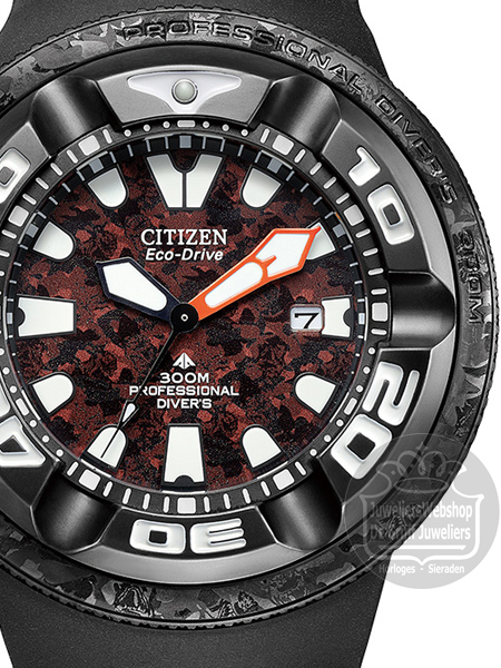 Een horloge met de bijnaam "Ecozilla" door fans - nu verkrijgbaar als speciaal model in samenwerking met Godzilla De professionele sporthorlogelijn CITIZEN PROMASTER biedt superieure functionaliteit die de verbeelding prikkelt. Om het 70-jarig jubileum van Godzilla in 2024 te vieren, lanceert CITIZEN PROMASTER een gelimiteerde editie van het samenwerkingsmodel Professional Diver 300 m Godzilla, uitgerust met een licht aangedreven Eco-Drive. Het wereldberoemde Japanse monster Godzilla wordt in 2024 70 jaar oud. Om dit te vieren, lanceert CITIZEN een nieuw gelimiteerd Godzilla-samenwerkingsmodel. Dit nieuwe horloge is gebaseerd op de Professional Diver 300m, een populair, duikhorloge uit de PROMASTER-lijn. Dit robuuste duikhorloge is waterbestendig tot 300 meter en heeft een iconisch, robuust ontwerp. Deze robuuste buitenkant heeft het horloge de bijnaam "Ecozilla" opgeleverd onder fans, een combinatie van Eco-Drive en Godzilla. De wijzerplaat, kast en lunette hebben een camouflagepatroon dat is geïnspireerd op Godzilla's geschubde huid en verborgen in dit patroon zitten kleine Godzilla's. De band is gemaakt van milieuvriendelijk polyurethaan, dat materialen bevat die zijn afgeleid van biomassa. Er zijn twee wijzerplaatvarianten - een zwarte wijzerplaat met de klassieke zwart-witte afbeelding van Godzilla en een donkerrode wijzerplaat met de felle Godzilla. Het ontwerp van de achterkant van de kast bevat Godzilla's voetafdruk, een uniek kenmerk van dit model in beperkte oplage. Kenmerken van het product - Het camouflagepatroon op de wijzerplaat, kast en lunette is geïnspireerd op Godzilla's geschubde huid. Kleine Godzilla's zijn verborgen in het patroon. - Twee wijzerplaatvarianten - een zwarte wijzerplaat met de klassieke zwart-witte afbeelding van Godzilla en een donkerrode wijzerplaat met een woedende Godzilla. - Milieuvriendelijke polyurethaanband met materialen die zijn afgeleid van biomassa. - Godzilla-voetafdruk op de achterkant van de kast. - Uitgerust met de licht aangedreven Eco-Drive, waardoor het niet nodig is om regelmatig de batterij te vervangen.