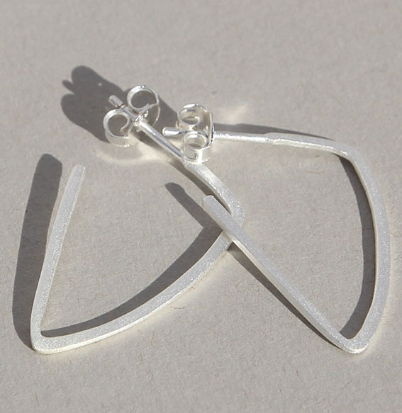 Zilveren oorstekers (hangers) in driehoekvorm gematteerd