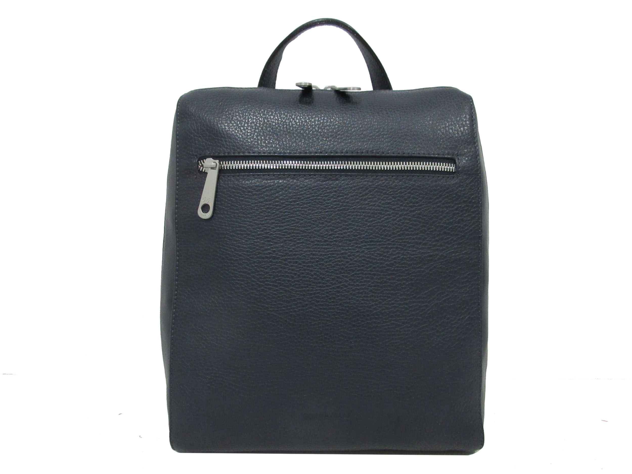 Gigi Fratelli Rugzak – Stijlvolle & Praktische Damesrugzak

Deze elegante rugzak van Gigi Fratelli is de perfecte mix van stijl, comfort en functionaliteit. Gemaakt van hoogwaardige materialen en afgewerkt met zilverkleurige details, is deze rugtas niet alleen een praktische keuze, maar ook een echte blikvanger.

De rugzak is ontworpen om ruim open te gaan, zodat je altijd gemakkelijk bij jouw essentials kunt. Ideaal voor dagelijks gebruik, werk of een dagje uit.

Slimme indeling voor optimaal gebruiksgemak:

Hoofdvak met ritssluiting – veilig en ruim

Twee insteekvakken – voor o.a. je telefoon of bril

Ritsvak binnenin – perfect voor kleinere items

Tussenschot met ritssluiting – voor extra organisatie

Sleutelhaakje – nooit meer zoeken naar je sleutels

Voorvak met ritssluiting – snel toegang tot wat je vaak nodig hebt

Achtervak met ritssluiting – discreet en veilig

Handvat – makkelijk dragen in de hand

Twee verstelbare schouderbanden – comfortabel op maat te dragen

Luxe zilverkleurige hardware – stijlvol en duurzaam

Afmetingen:

Hoogte: 31 cm

Breedte: 24 cm

Diepte: 9 cm

Of je nu onderweg bent naar je werk, een stad bezoekt of op reis gaat, deze Gigi Fratelli damesrugzak biedt genoeg ruimte én stijl. Een absolute must-have voor de georganiseerde, moderne vrouw.