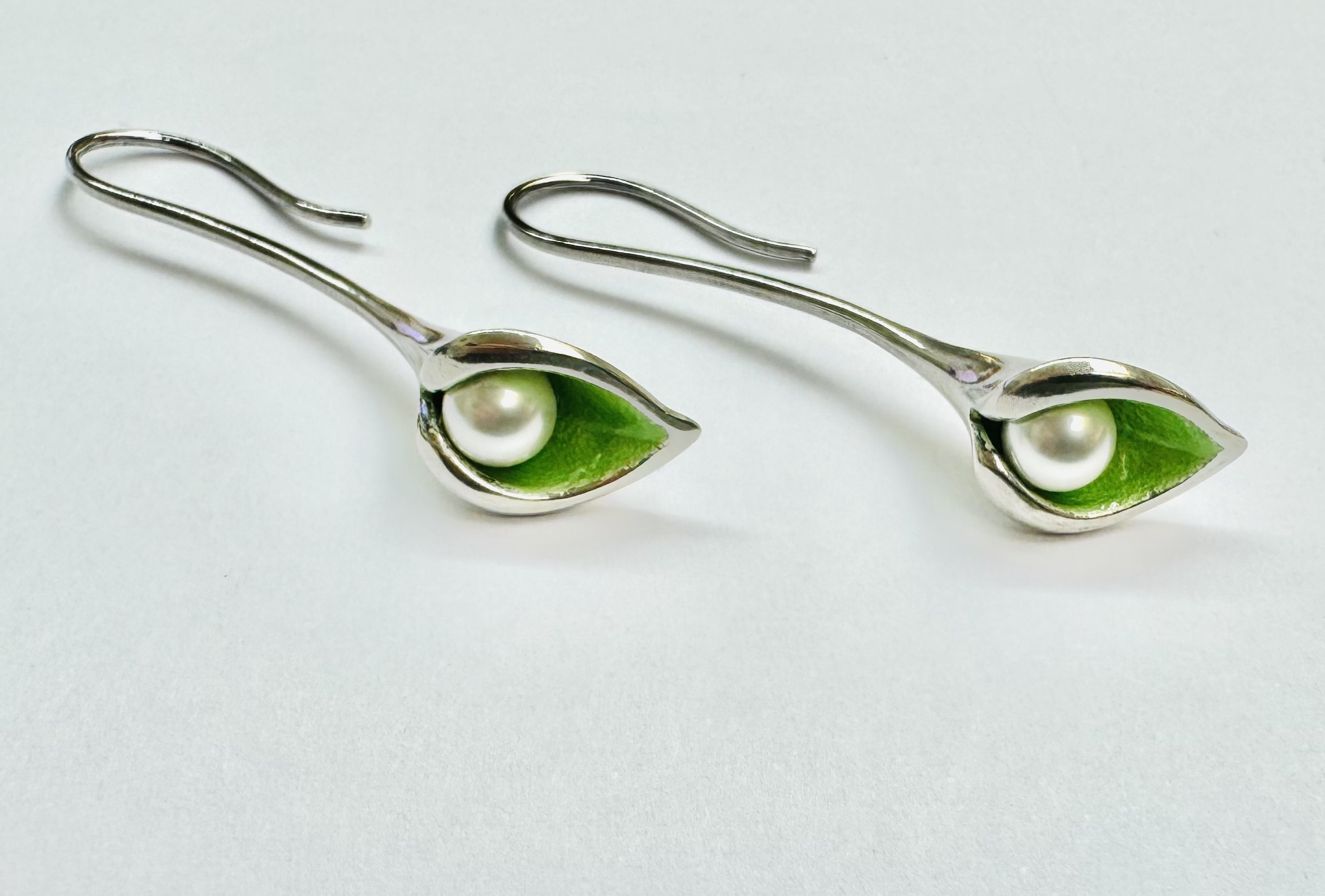 Timeless Classics by GL zilveren oorhangers lelie met zoetwaterparel