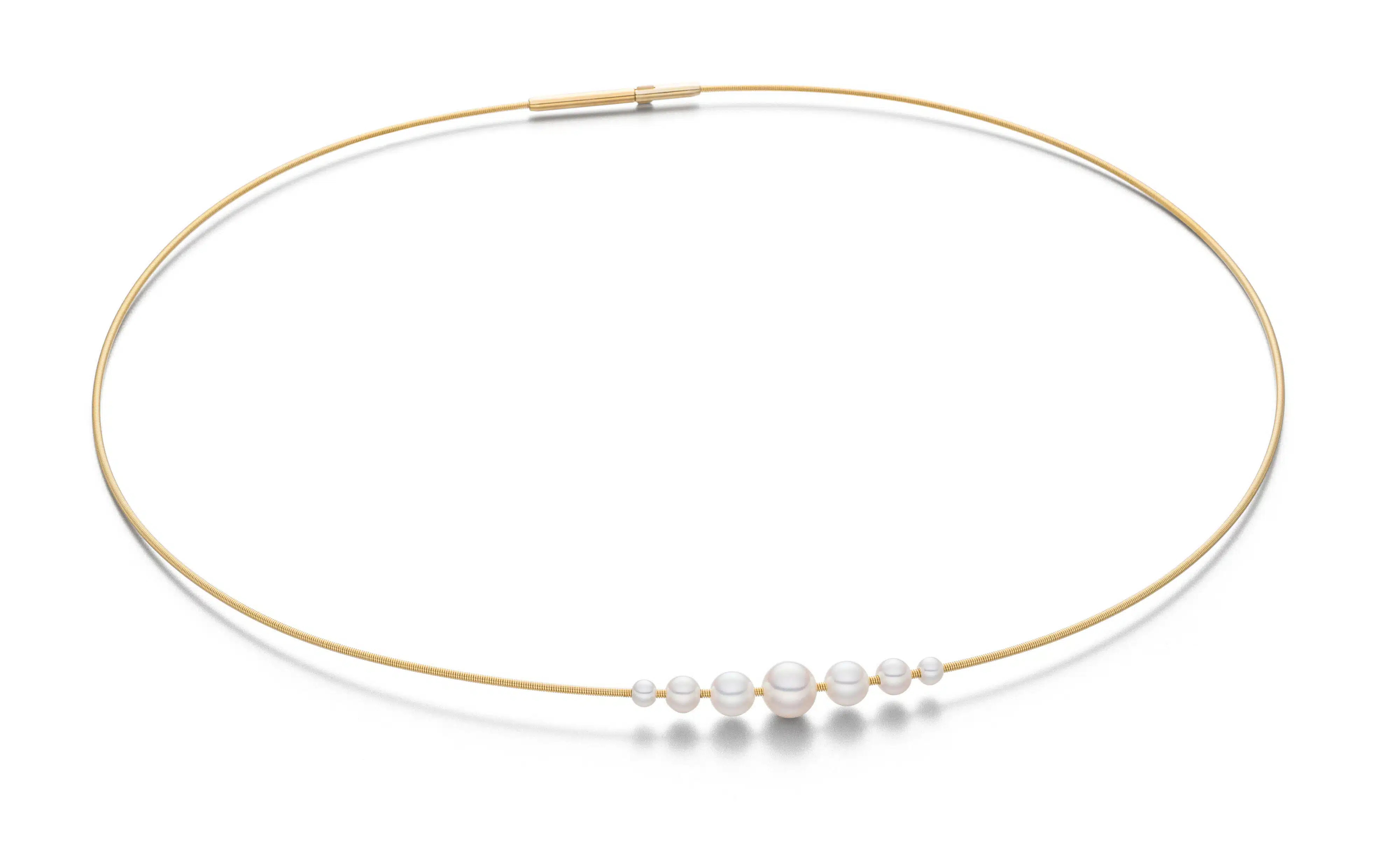 Een staal verguld collier Eva Strepp model Glow met 7 zoetwater parels.