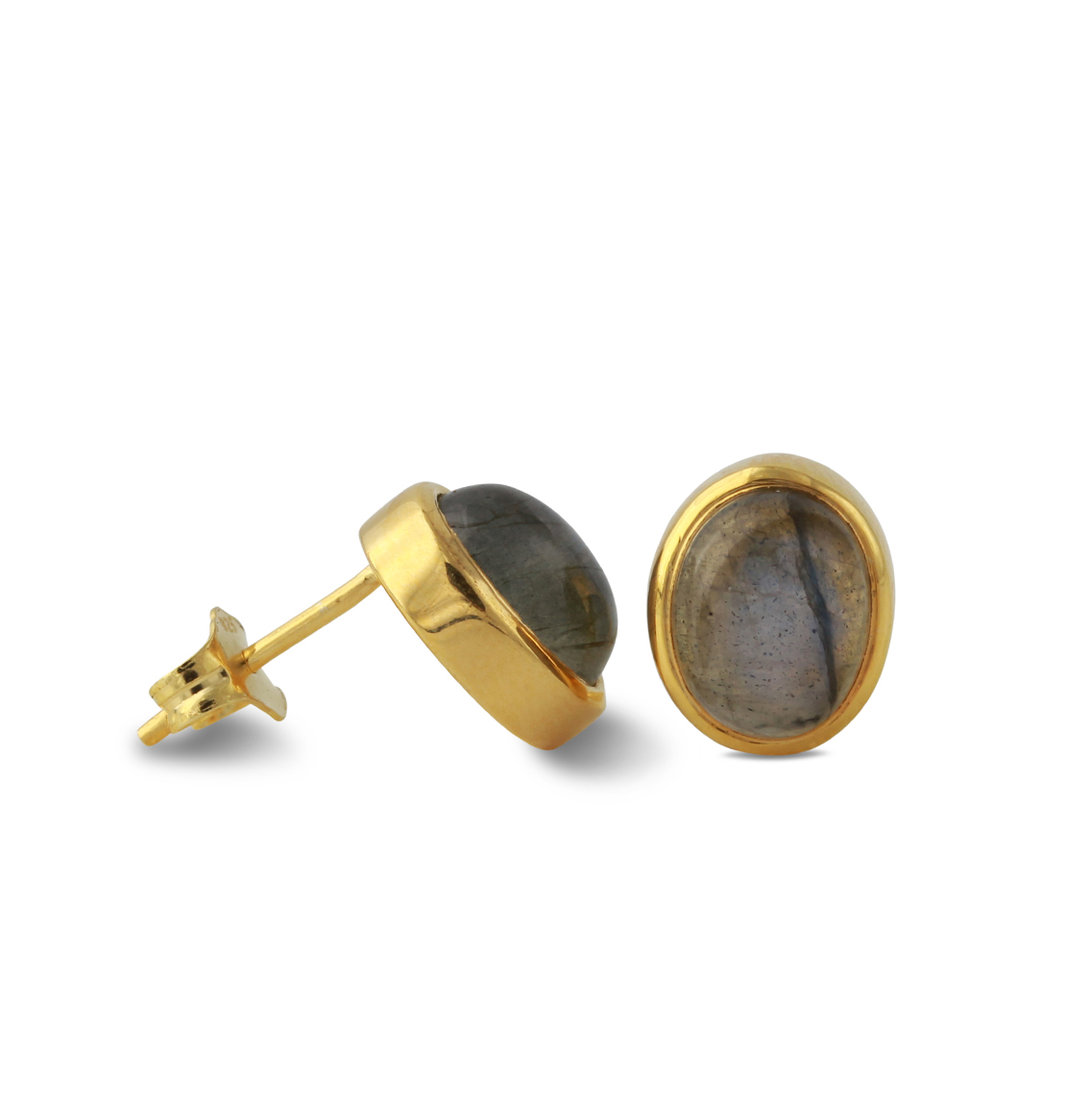 Onze grote zilveren oorbellen "Icur" met labradoriet stralen eenvoudige elegantie uit. De oorstekers van hoogwaardig zilver zijn afgewerkt met een glanzende 18-karaats gouden plating. De 7x9 mm cabochon-geslepen labradoriet wordt stevig vastgehouden door een ringzetting.

De oorknopjes zijn gepolijst, waardoor ze een glad oppervlak hebben. Deze charmante oorknopjes zijn perfect voor elke gelegenheid. Het eenvoudige design en de fascinerende kleuren van labradoriet geven je look een tijdloos en mysterieus tintje.

Met deze oorknopjes zet je niet alleen een stijlvol accent, maar toon je ook een voorliefde voor eenvoudige elegantie en fijne afwerking. Een betoverend accessoire dat bij veel outfits past en uw verschijning een bijzondere, natuurlijke uitstraling geeft.

Soort sieraden:	Oorbellen
Steengrootte:	9x7mm
Edelsteen:	Labradoriet
Materiaal:	925/- sterlingzilver
Oppervlak:	18kt geelgoud verguld
