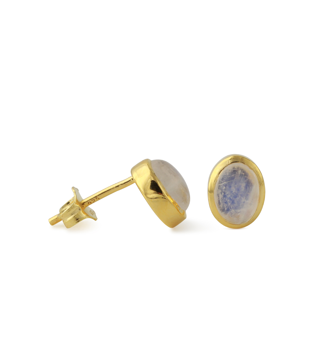 
Soort sieraden:	Oorbellen
Steengrootte:	7x5mm
Onze zilveren "Icur" oorbellen met maansteen zijn eenvoudig en elegant. De oorstekers van hoogwaardig zilver zijn afgewerkt met een glanzende 18-karaats gouden plating. De 5x7 mm cabochon-geslepen maansteen wordt stevig vastgehouden door een ringzetting.

De oorstekers zijn gepolijst waardoor ze een glad oppervlak hebben. Deze eenvoudige maar mooie oorknopjes zijn perfect voor elke gelegenheid. Het subtiele, elegante design en de zachte glans van de maansteen maken het tot een tijdloos sieraad.

Met deze oorknopjes zet je niet alleen een stijlvol accent, maar toon je ook een voorliefde voor eenvoudige elegantie en fijne afwerking. Een charmant accessoire dat bij veel outfits past en toch een speciaal tintje geeft.
Edelsteen:	Maansteen
Materiaal:	925/- sterlingzilver
Oppervlak:	18kt geelgoud verguld