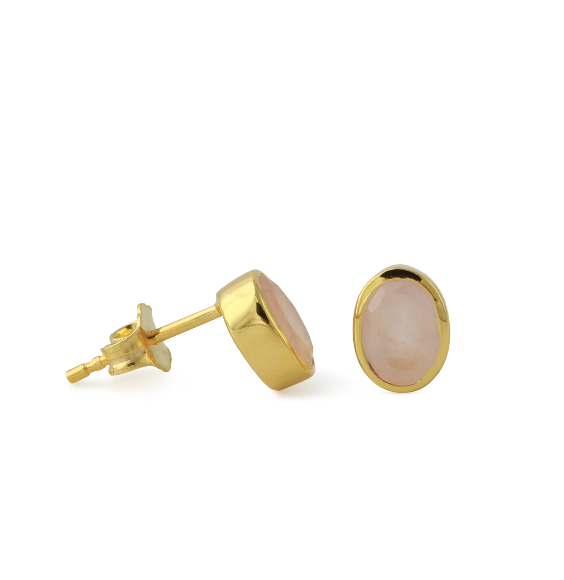Onze zilveren oorbellen "Icur" met rozenkwarts stralen eenvoudige elegantie uit. De oorstekers van hoogwaardig zilver zijn afgewerkt met een glanzende 18-karaats gouden plating. De 5x7 mm rozenkwarts met facetgeslepen wordt stevig vastgehouden door een bezelzetting.

De oorknopjes zijn gepolijst, waardoor ze een glad oppervlak hebben. Deze charmante oorknopjes zijn perfect voor elke gelegenheid. Het eenvoudige ontwerp en de delicate kleur van rozenkwarts geven je look een tijdloos tintje.

Met deze oorknopjes zet je niet alleen een stijlvol accent, maar toon je ook een voorliefde voor eenvoudige elegantie en fijne afwerking. Een charmant accessoire dat bij veel outfits past en je uitstraling een bijzondere, vrouwelijke touch geeft.

Soort sieraden:	Oorbellen
Steengrootte:	7x5mm
Edelsteen:	Rozenkwarts
Materiaal:	925/- sterlingzilver
Oppervlak:	18kt geelgoud verguld
