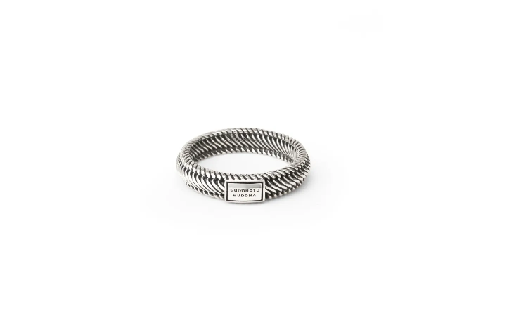 De Edwin-collectie behoort tot een van de meest geliefde collecties van Buddha to Buddha. De Edwin Mini-ring is verfijnd met een krachtige uitstraling en heeft een slankere vorm dan de Edwin Small-ring. Elk stuk is met de hand vervaardigd en bezit de tijdloze kenmerken die de Buddha to Buddha sieraden typeren. Ontworpen in Amsterdam en met toewijding gemaakt in Zuidoost-Azië. Je koopt onze sieraden niet, maar je geeft ze cadeau. Aan wie geef jij dit sieraad?
De ring is verkrijgbaar in meerdere afmetingen.