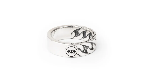 De Esther Dual Ring Silver, modelnummer 340-21, is een verfijnde zilverkleurige ring vervaardigd van zilver. Deze prachtige ring, maat 21, straalt elegantie en klasse uit. Perfect om te dragen op speciale gelegenheden of dagelijks als stijlvolle accessoire. Combineer met andere zilveren sieraden voor een complete look. Een onmisbaar item in je sieradencollectie.